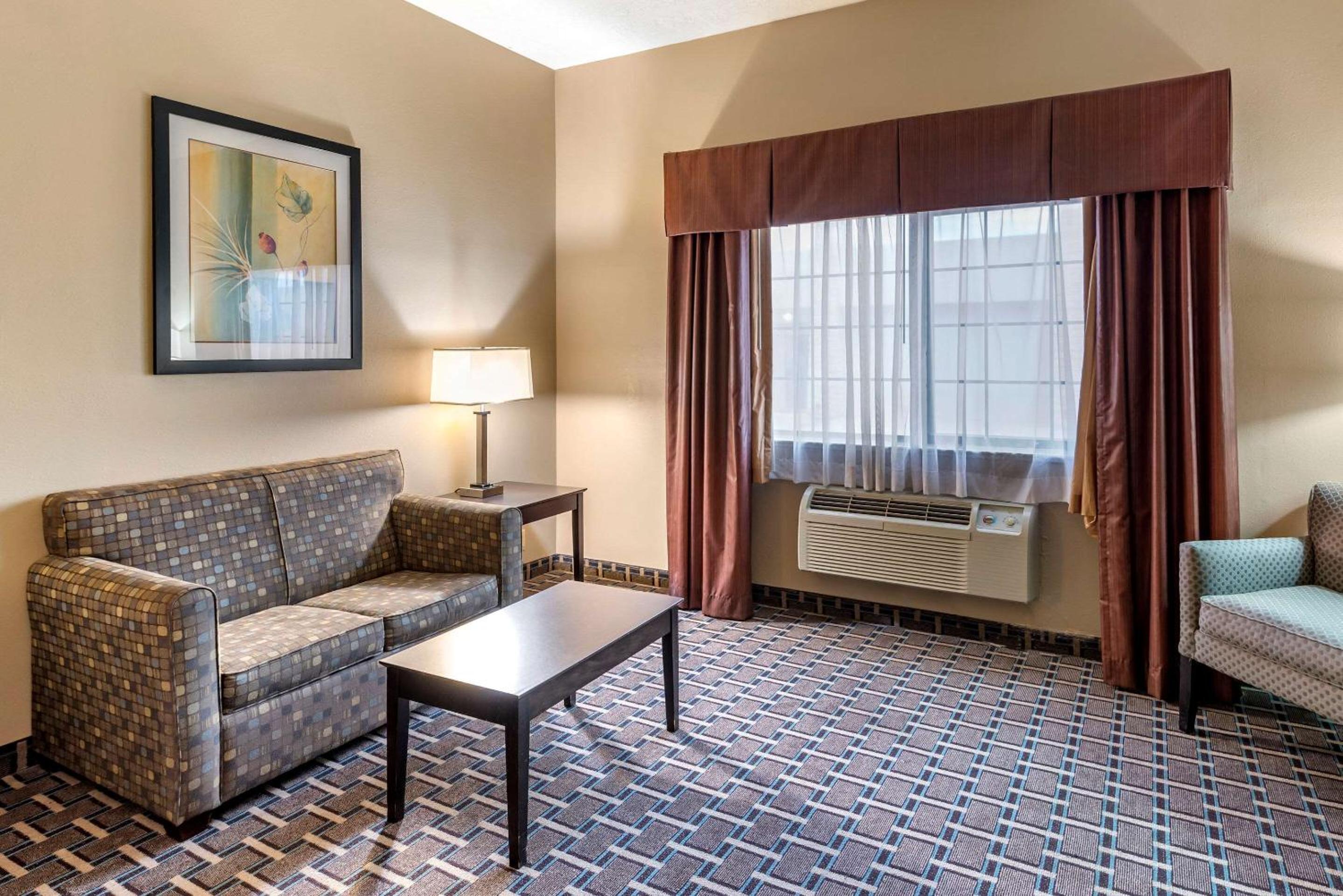 Queen Suite with Two Queen Beds and Sofa Bed - Non Smoking - Photo 2