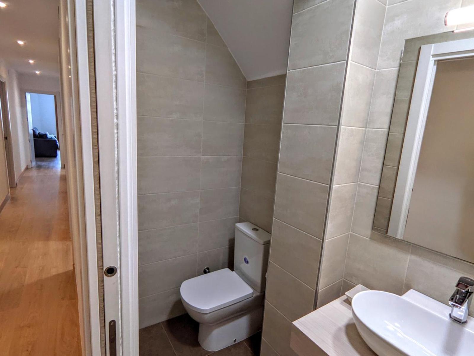 Two-Bedroom Deluxe Apartment with Balcony - Photo 18