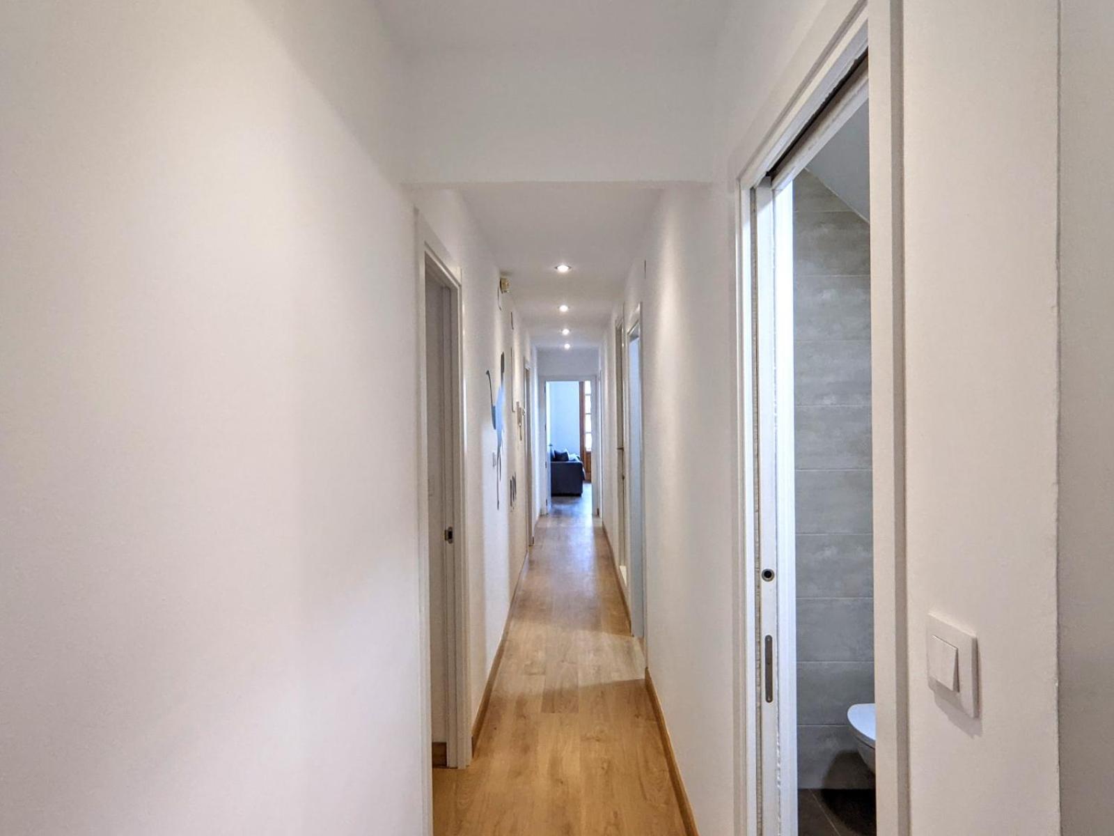 Two-Bedroom Deluxe Apartment with Balcony - Photo 4