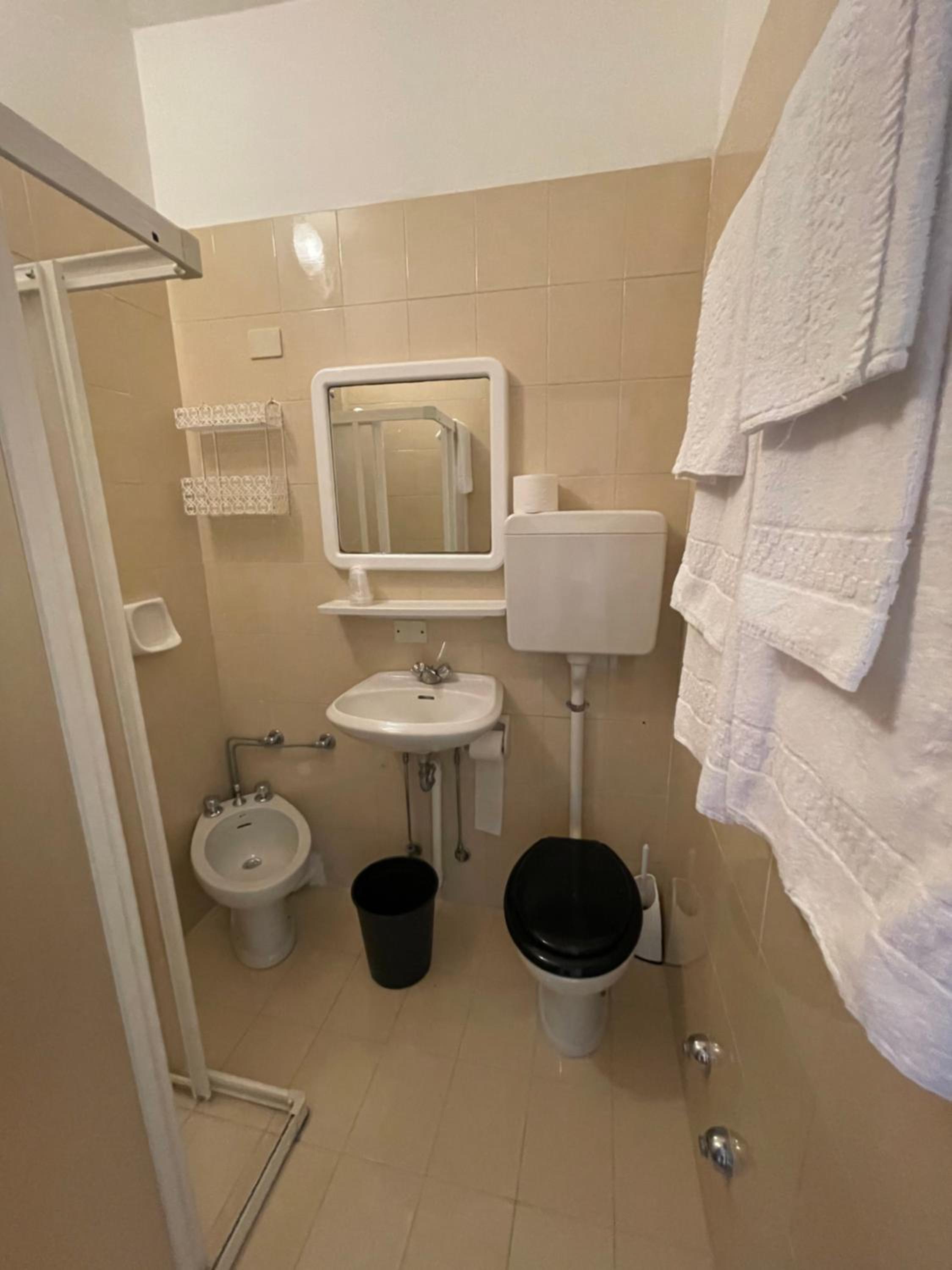 Budget Double Room - Photo 6