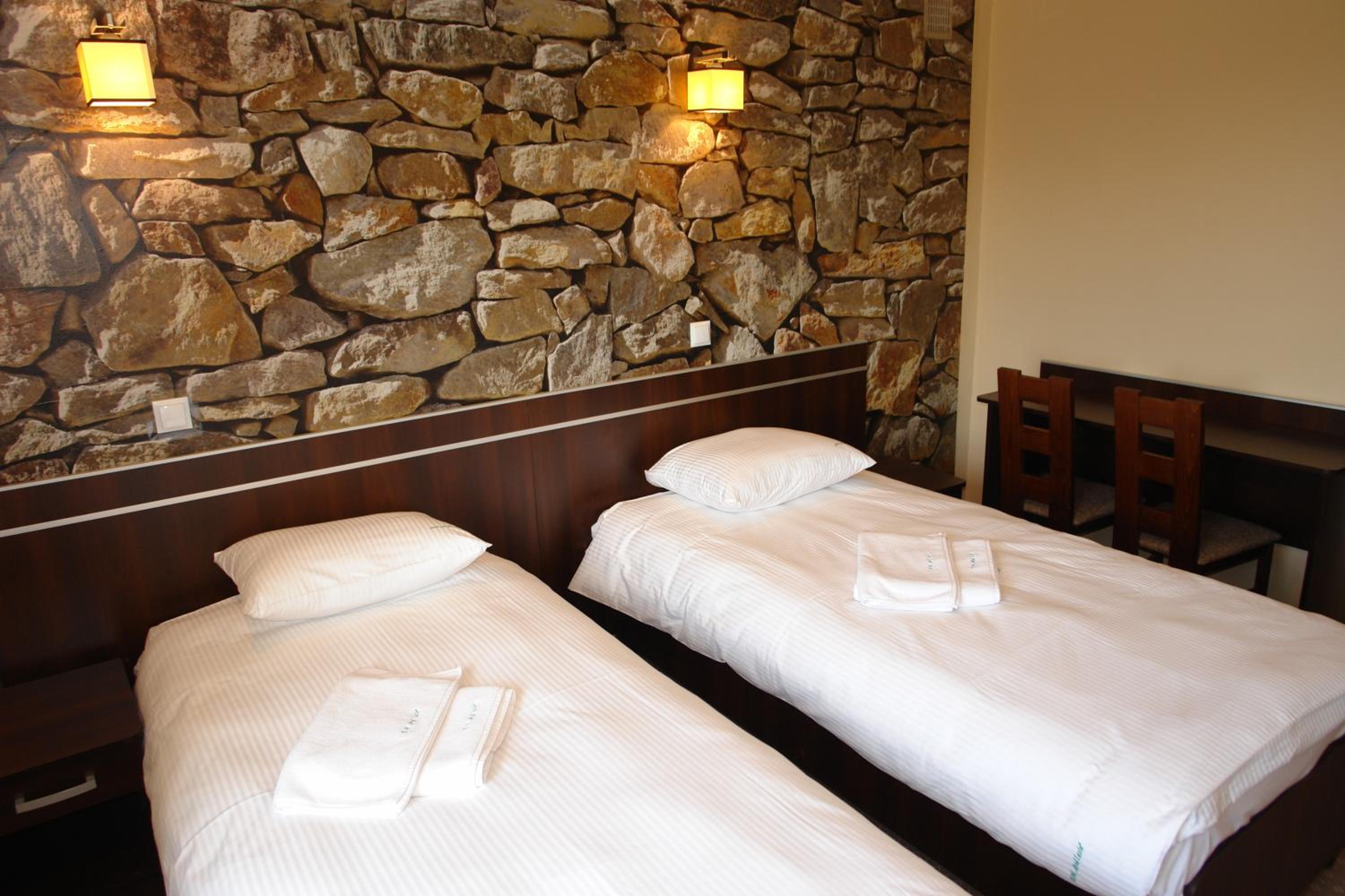 Twin Room - Photo 9