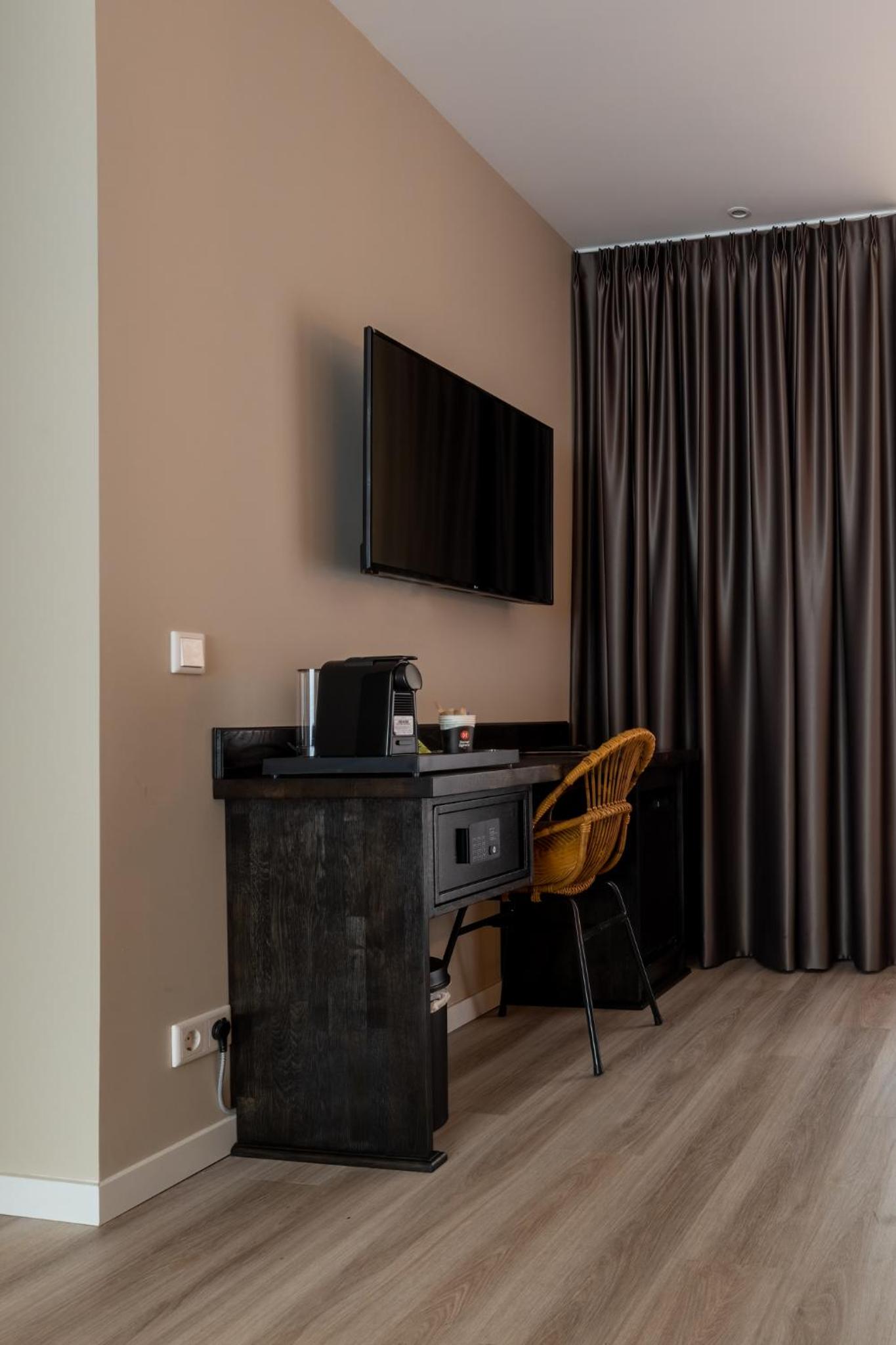 Junior Suite with Balcony - Photo 5