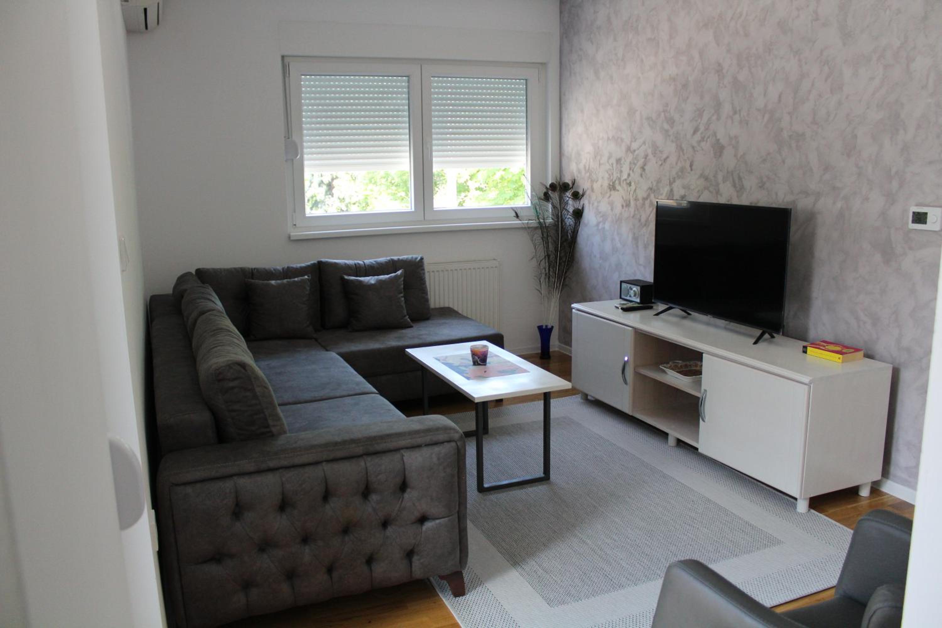 One-Bedroom Apartment photo 1