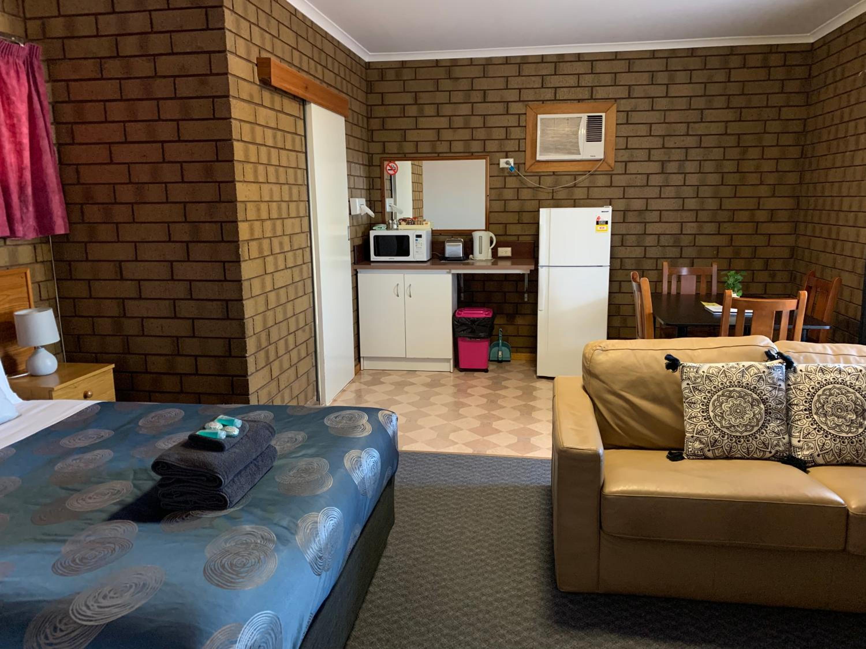 Standard Family Room - Photo 8