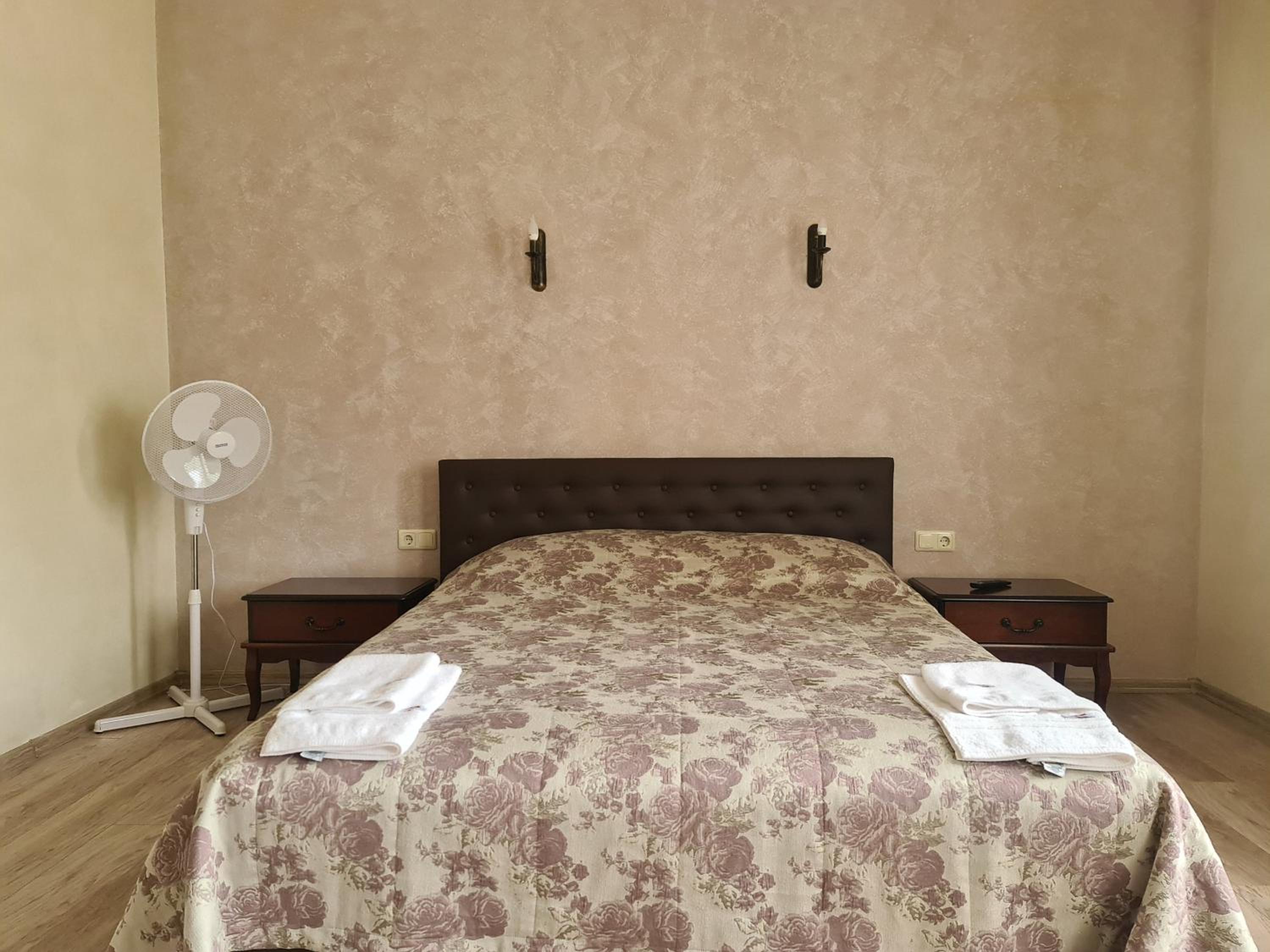 Large Double Room - Photo 8