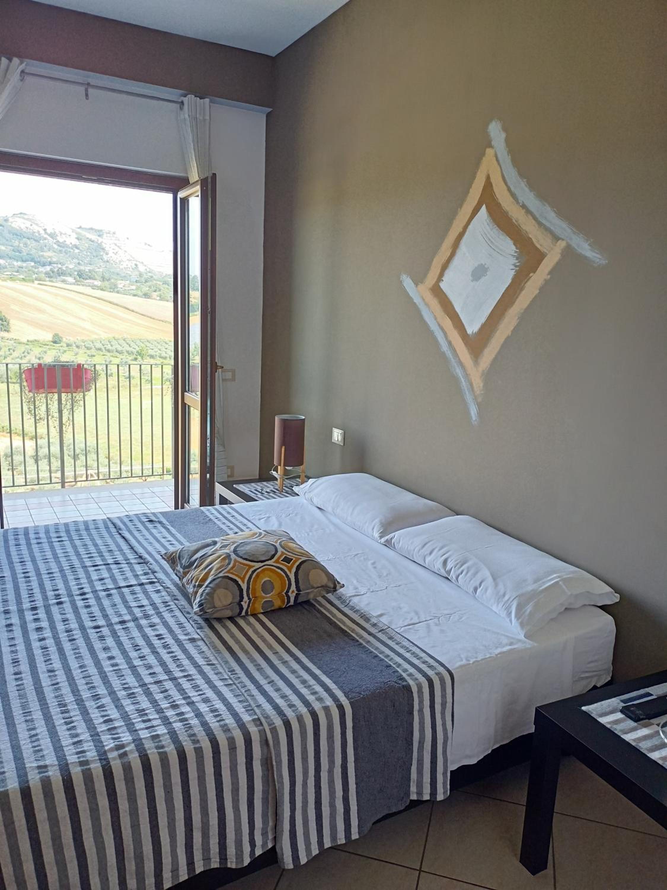 Double Room with Balcony - Photo 6