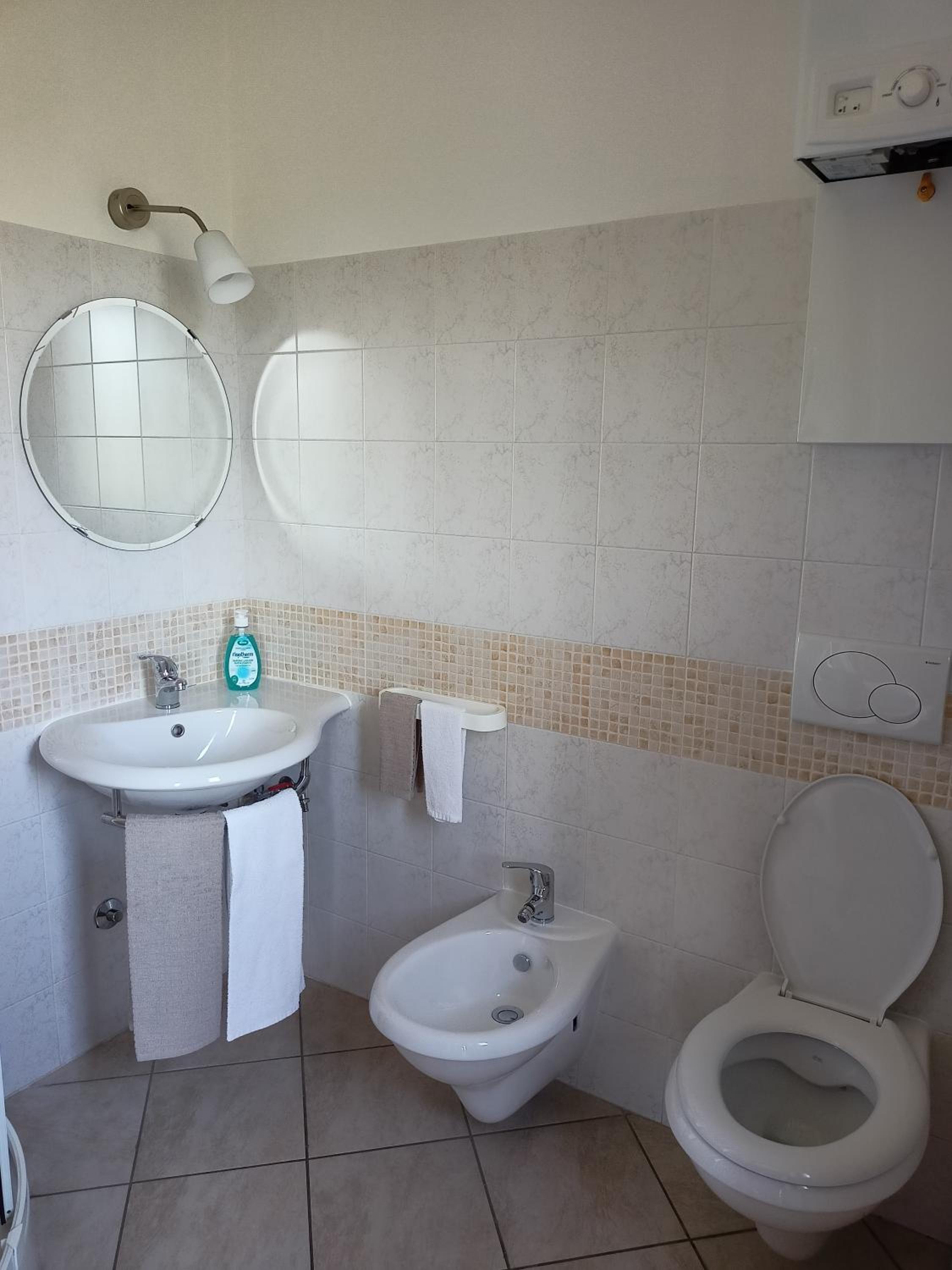 Double Room with Balcony - Photo 7