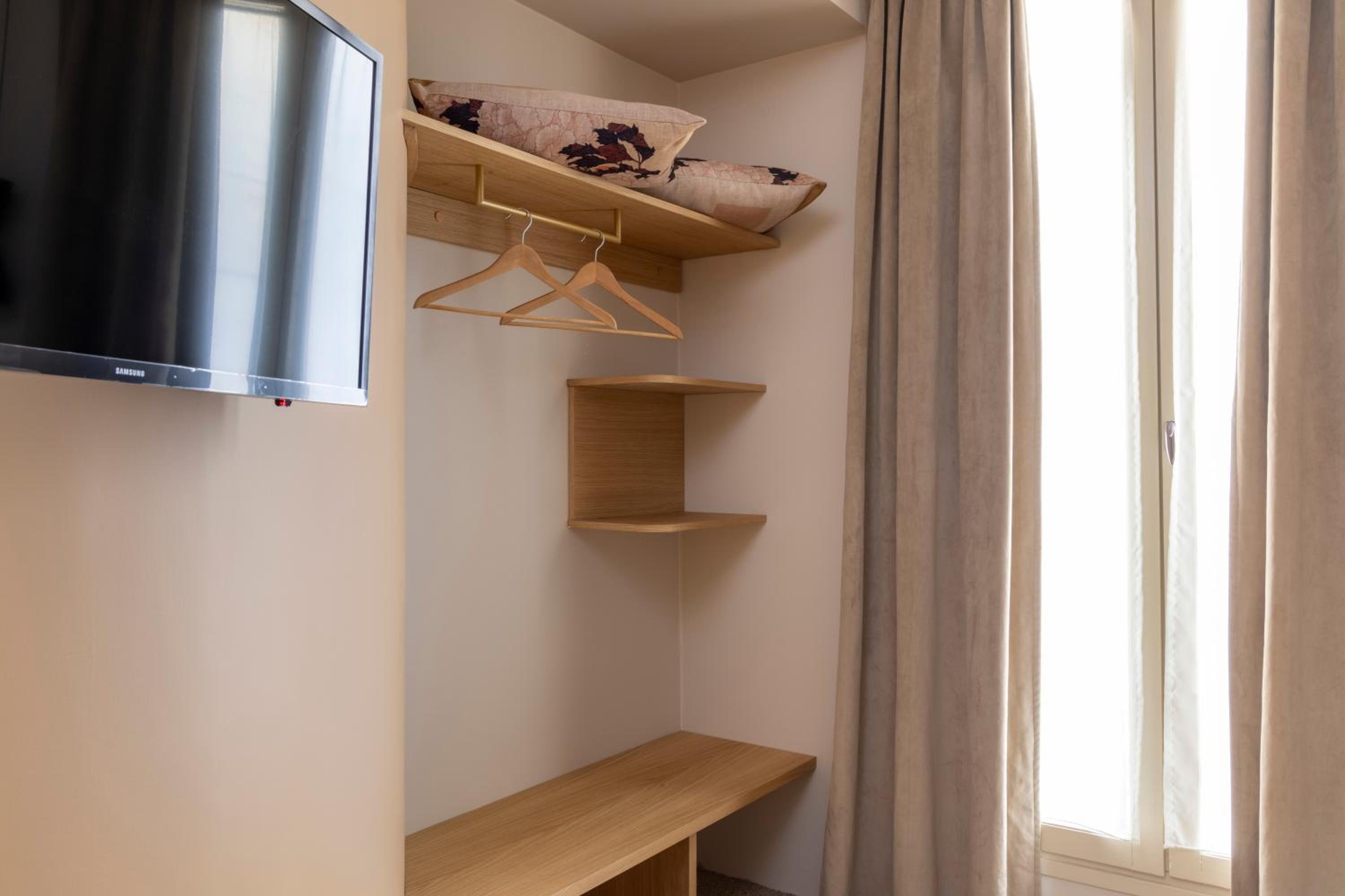 Triple Room thumbnail 6