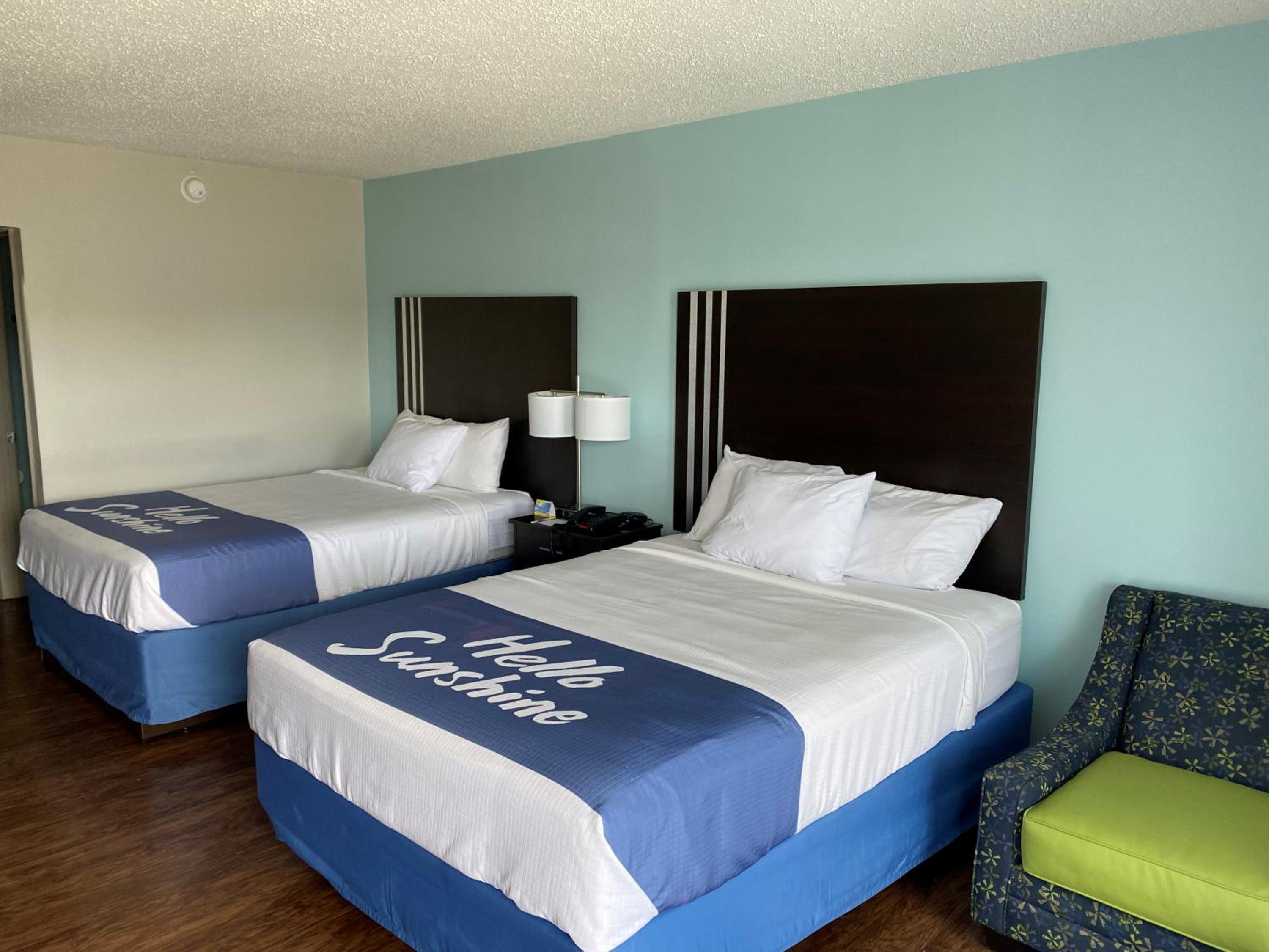 Queen Room with Two Queen Beds - Non-Smoking - Photo 3