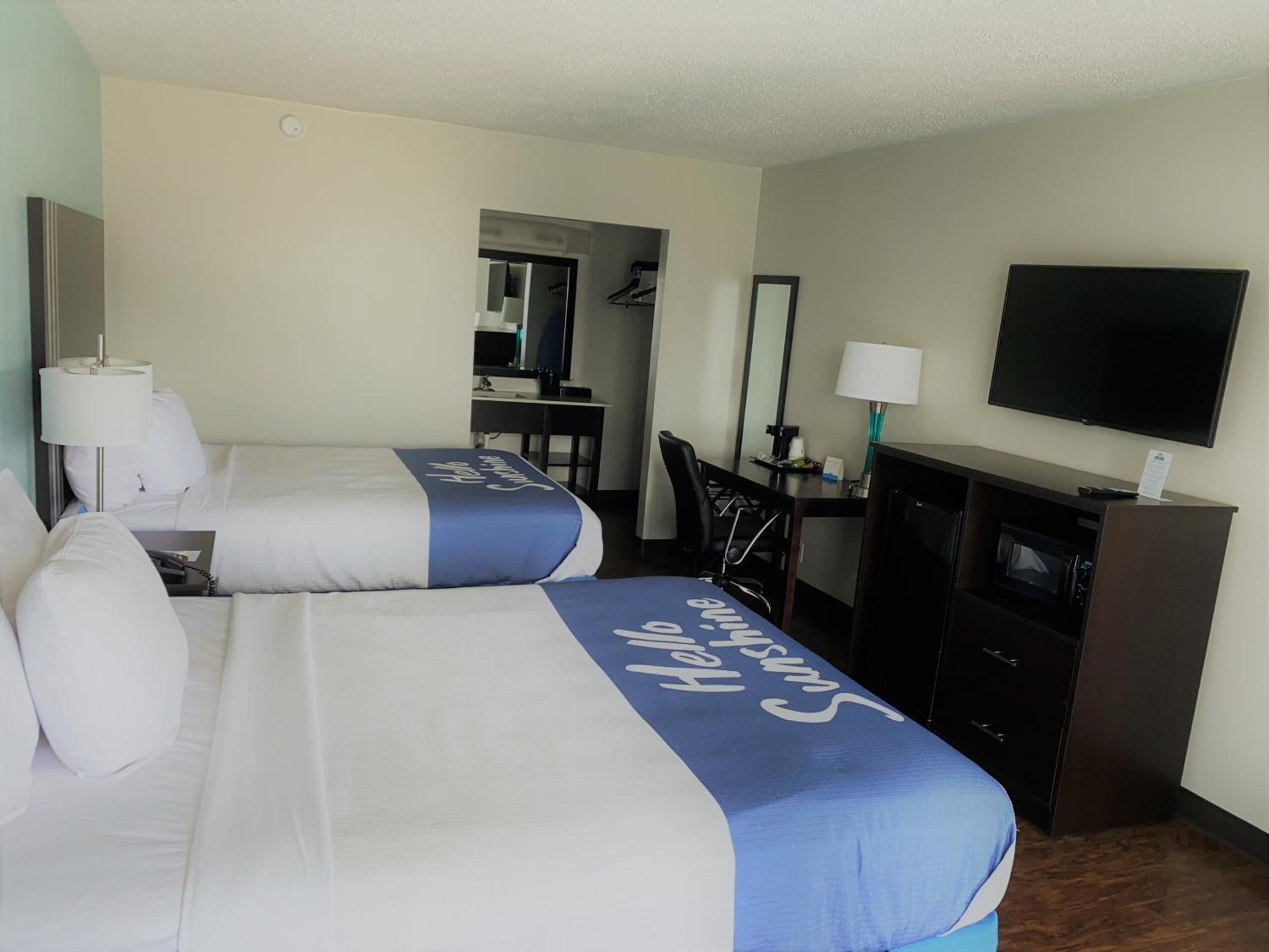 Queen Room with Two Queen Beds - Non-Smoking - Photo 2