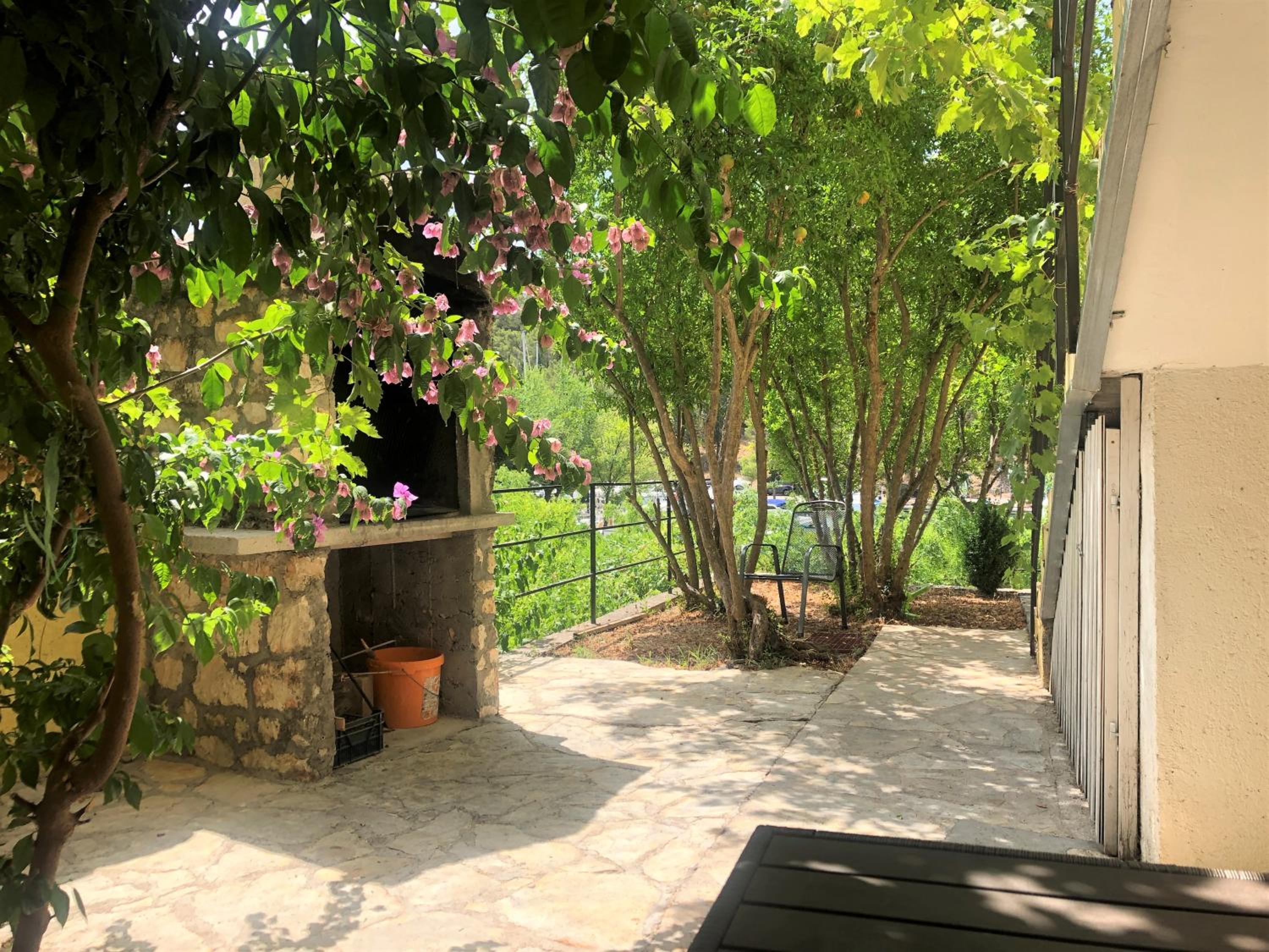 One-Bedroom Apartment with Garden View photo 2