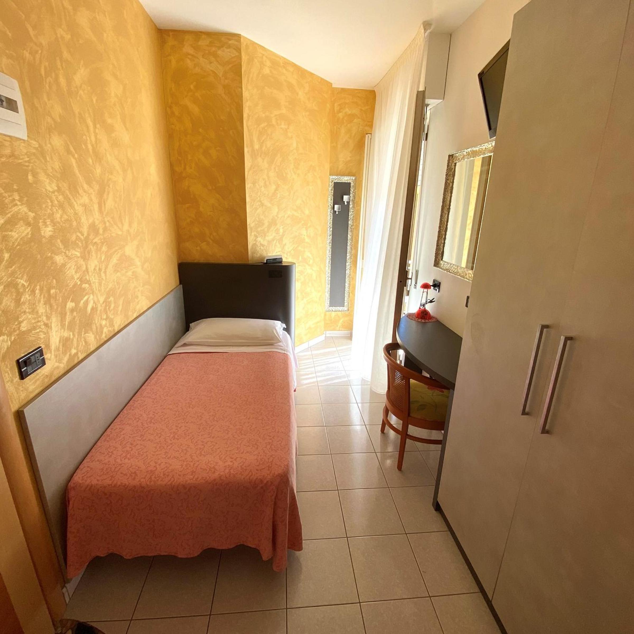 Single Room photo 3