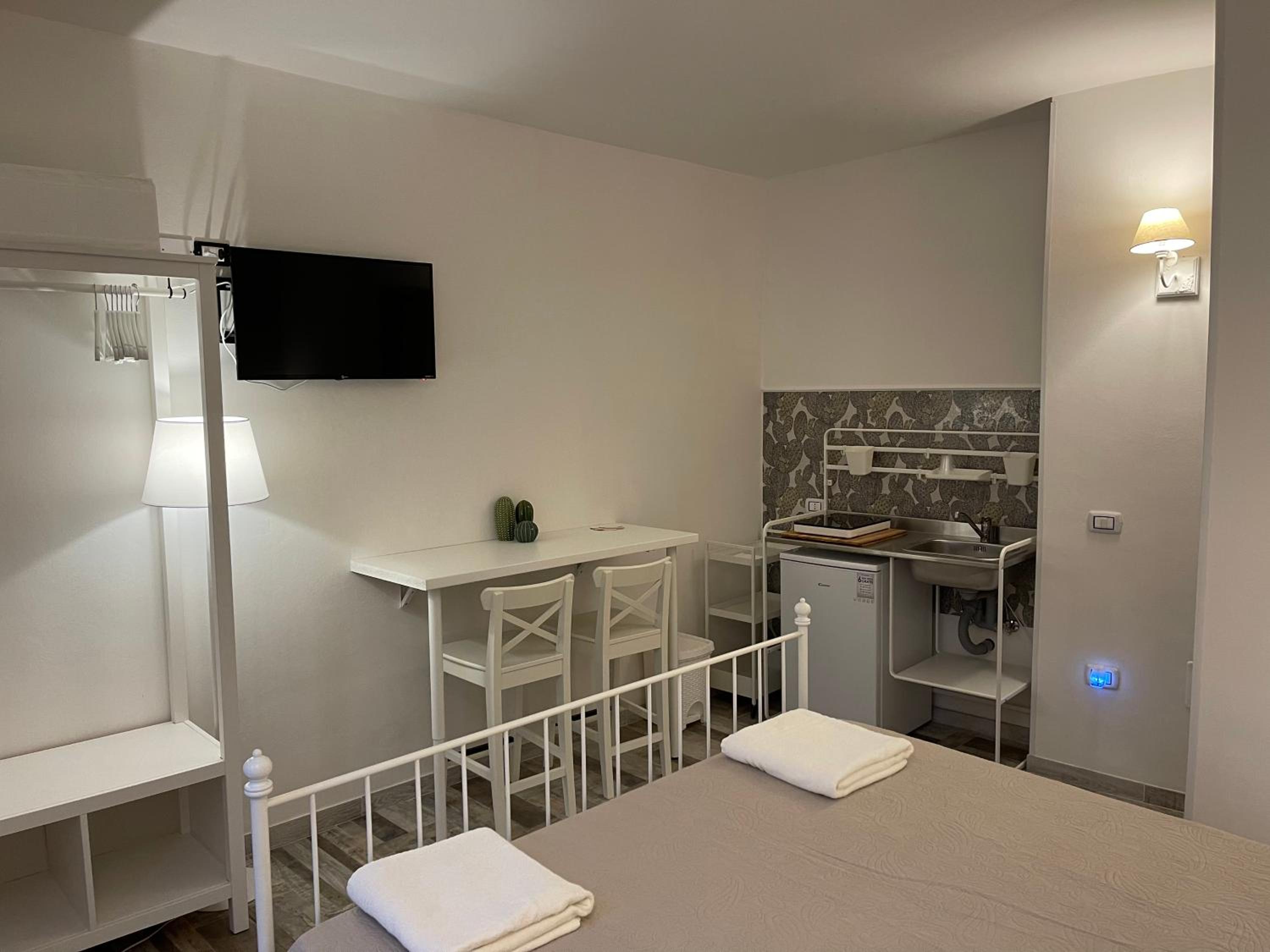 Double Room - Photo 2