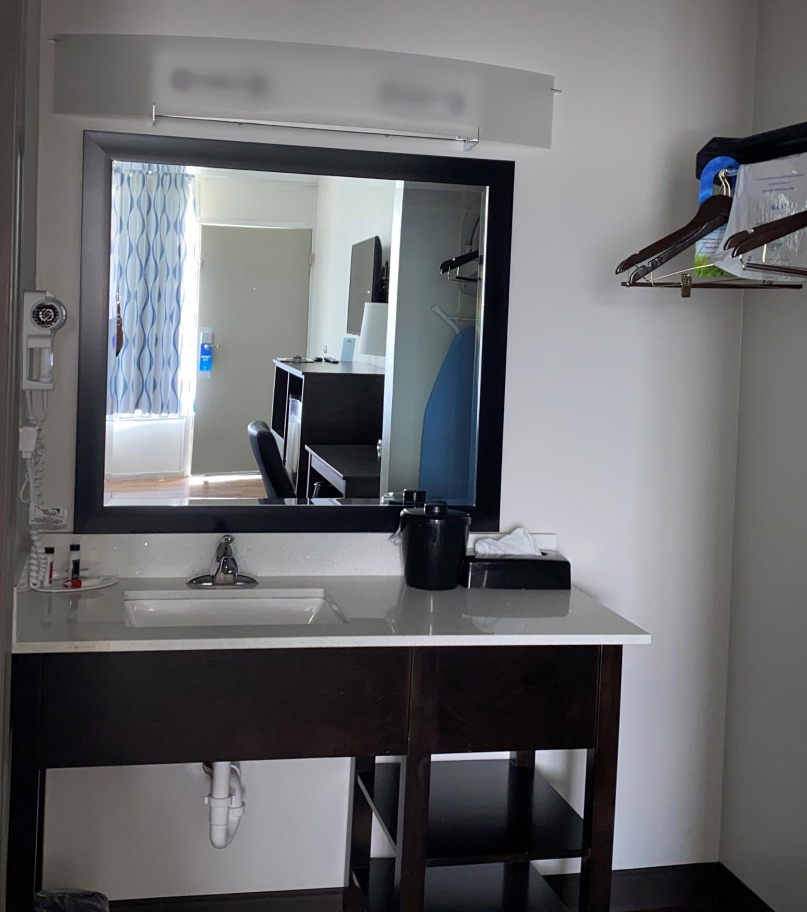 2 Queen Beds, Mobility Accessible Room, Roll-in Shower, Non-Smoking - Photo 4