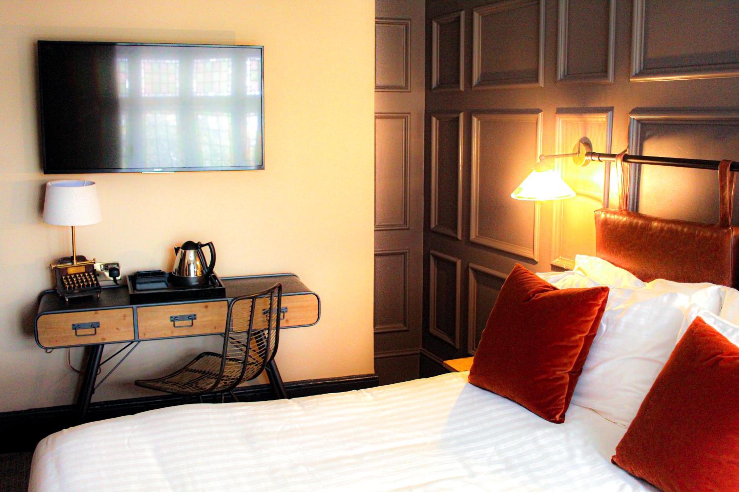 Standard King Room - Photo 9
