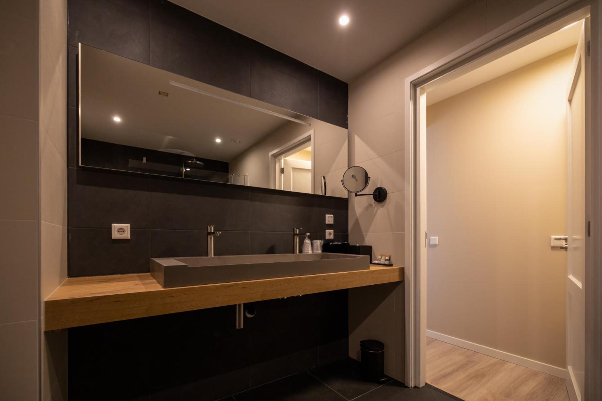Junior Suite with Balcony - Photo 4