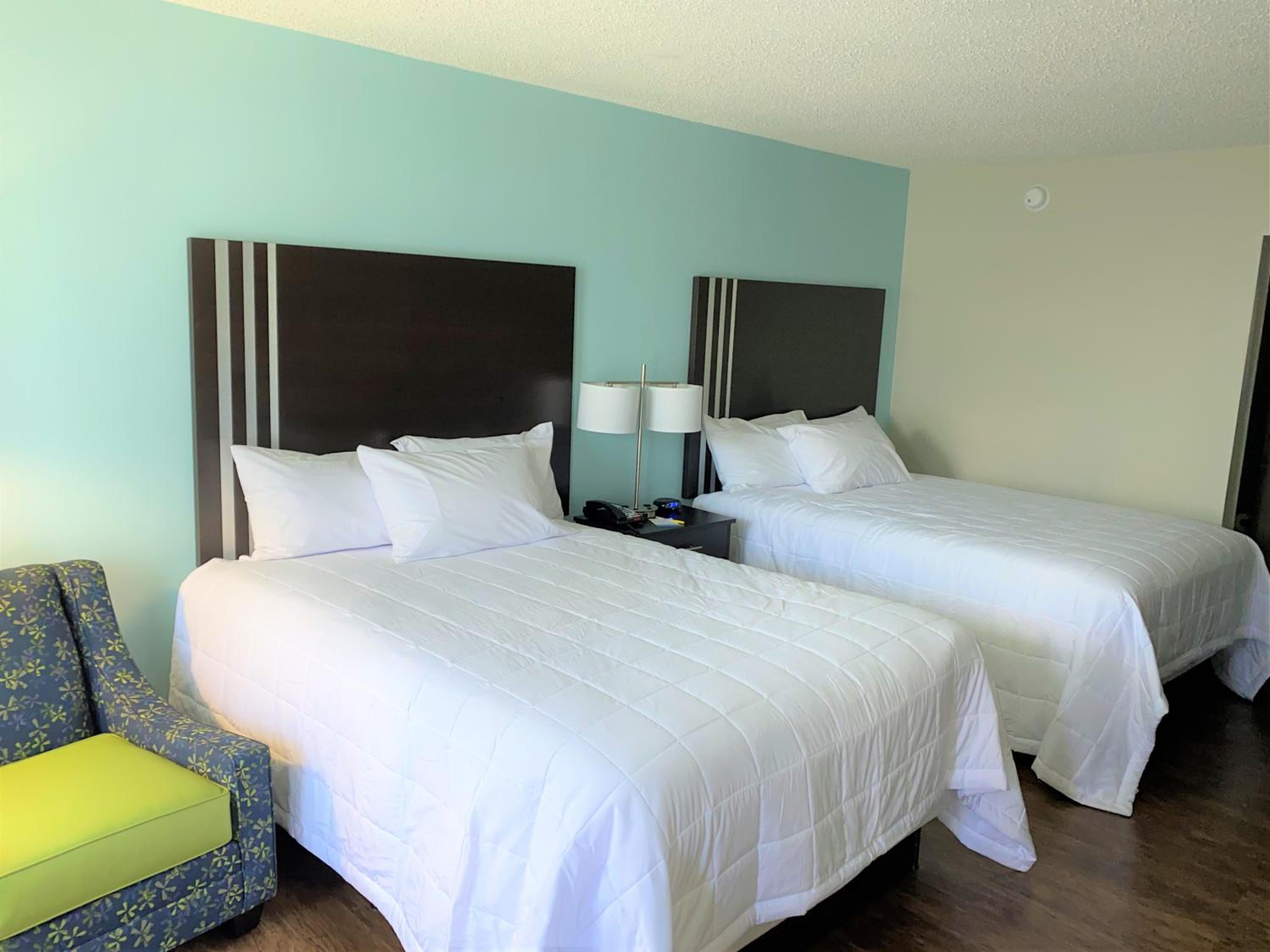 Queen Room with Two Queen Beds - Non-Smoking - Photo 4