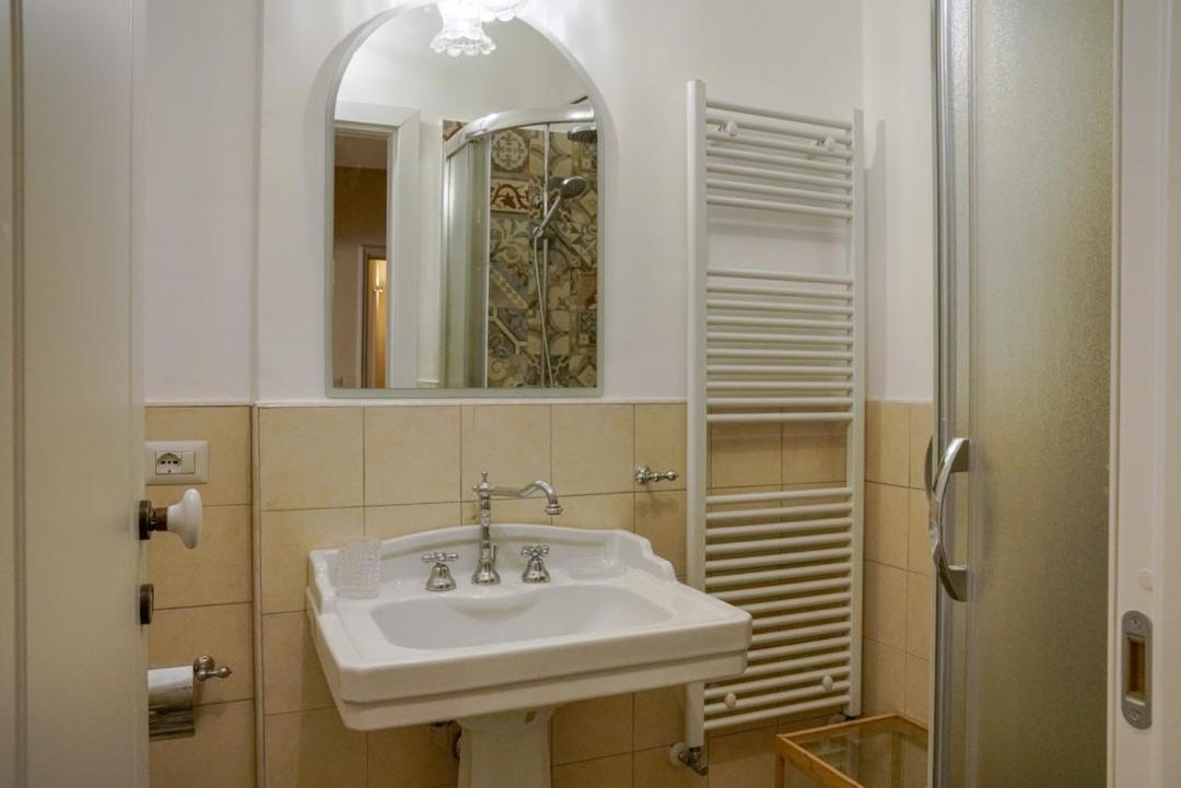 Standard Double Room - Photo 9