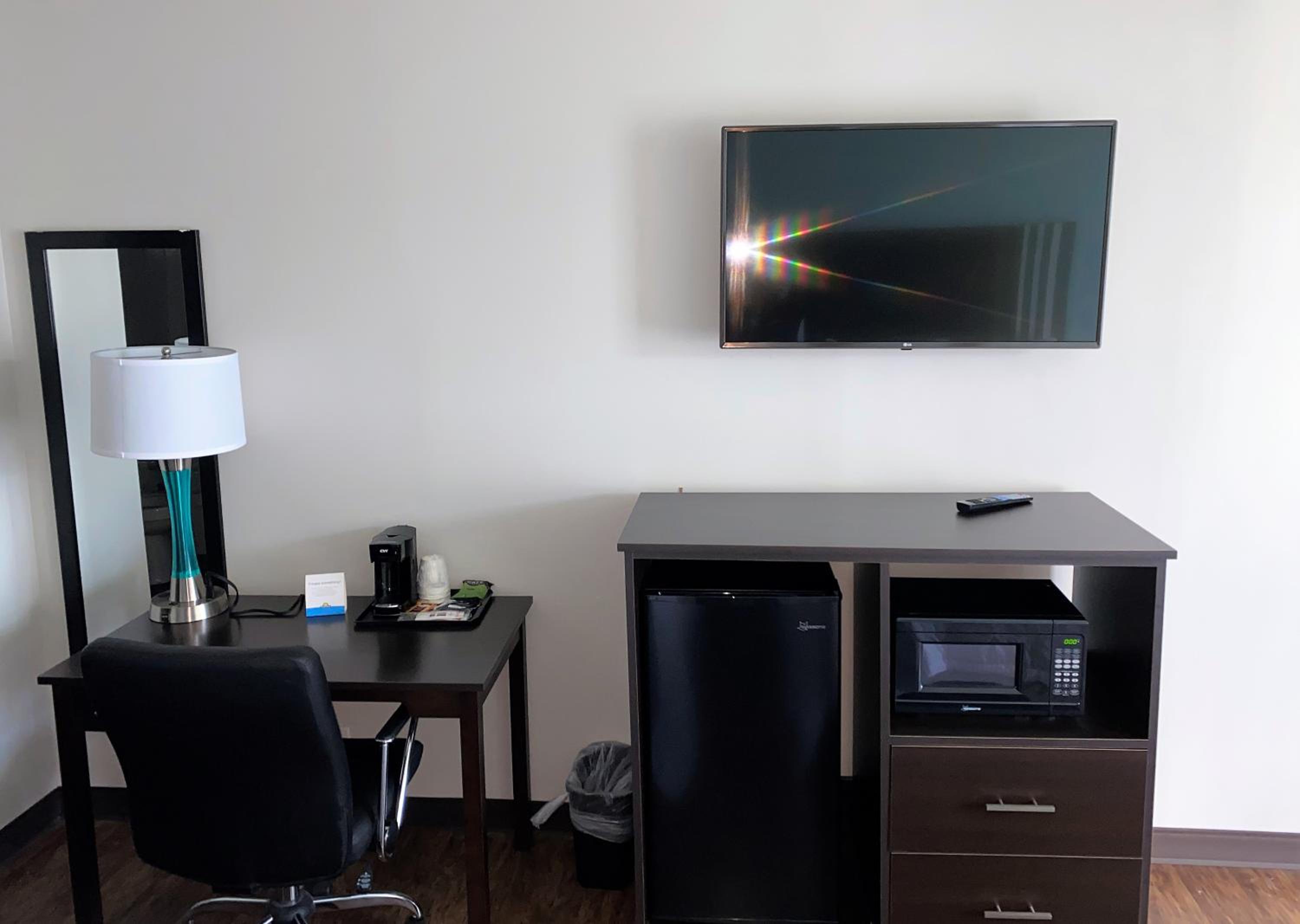 King Room - Non-Smoking - Photo 3