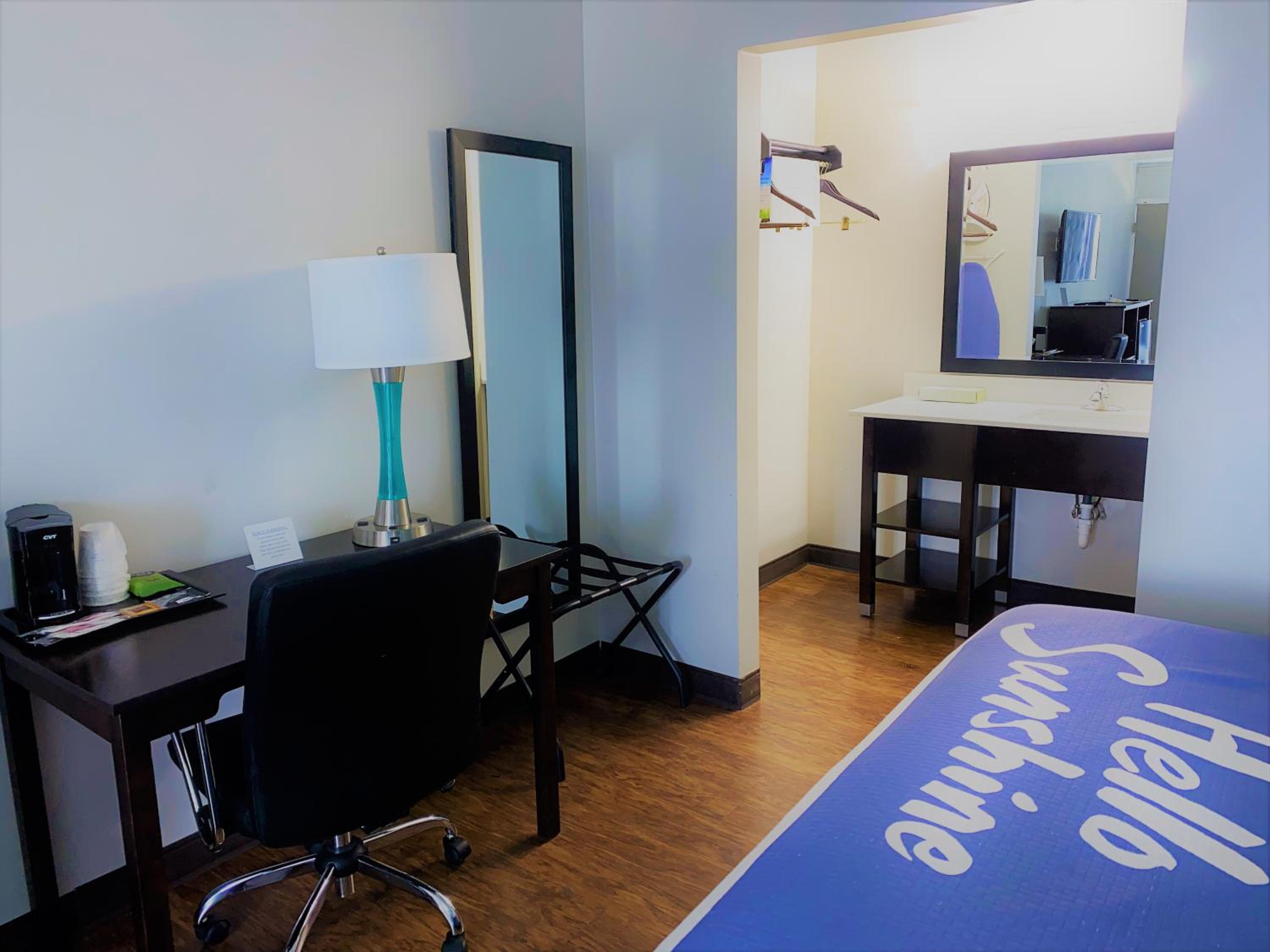 King Room - Non-Smoking - Photo 4