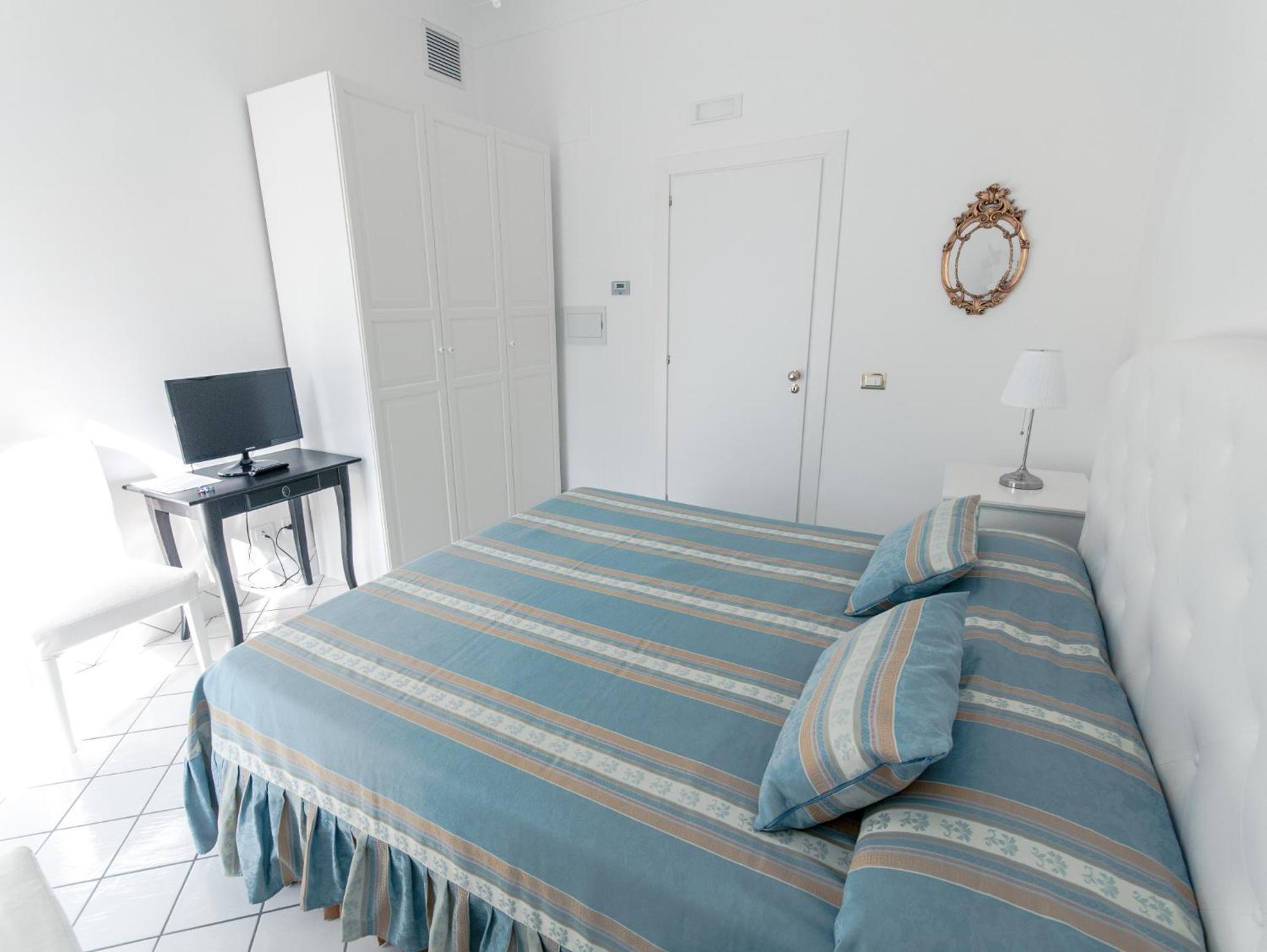 Standard Double or Twin Room - Photo 5