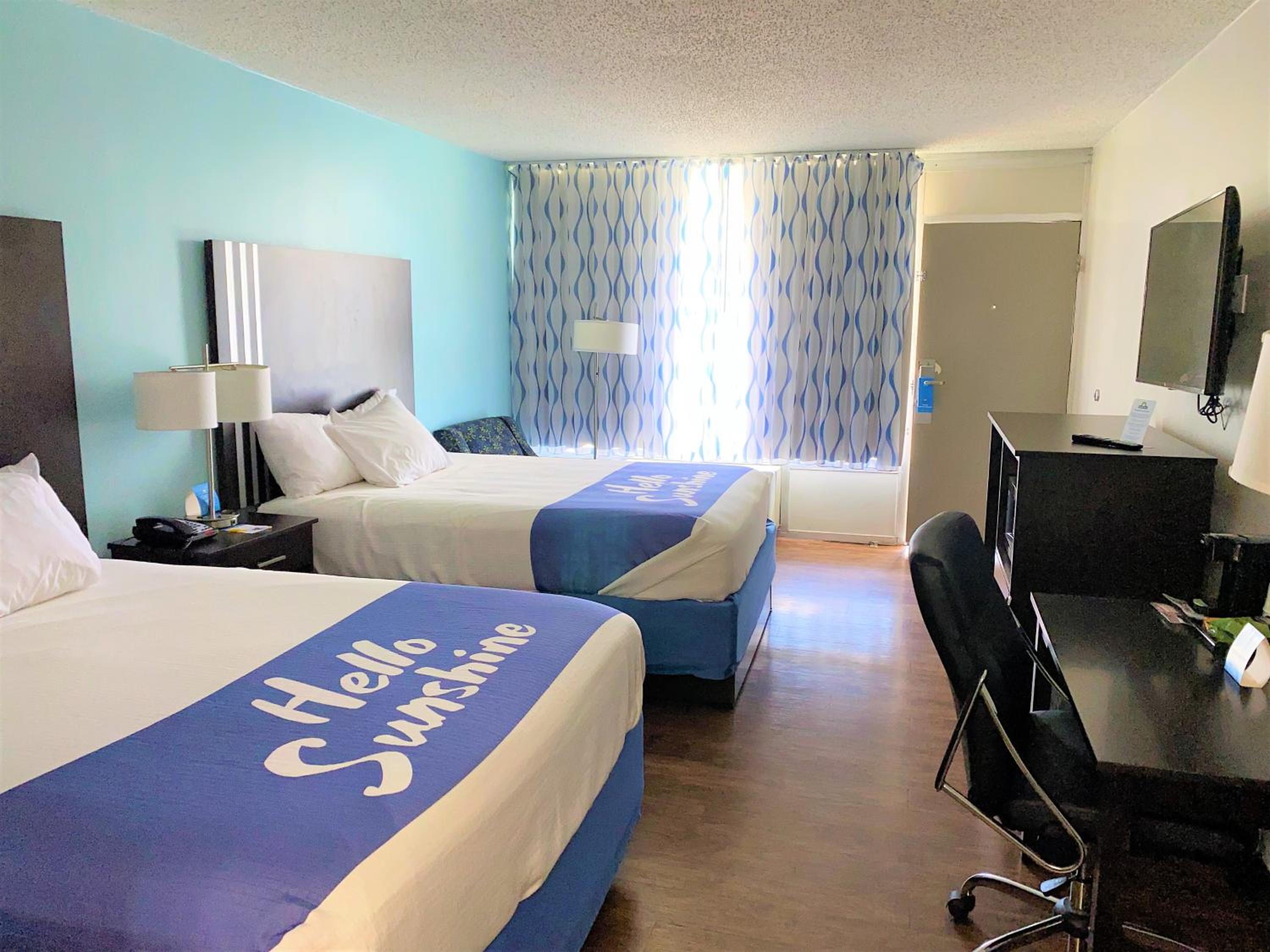 Queen Room with Two Queen Beds - Non-Smoking - Photo 1
