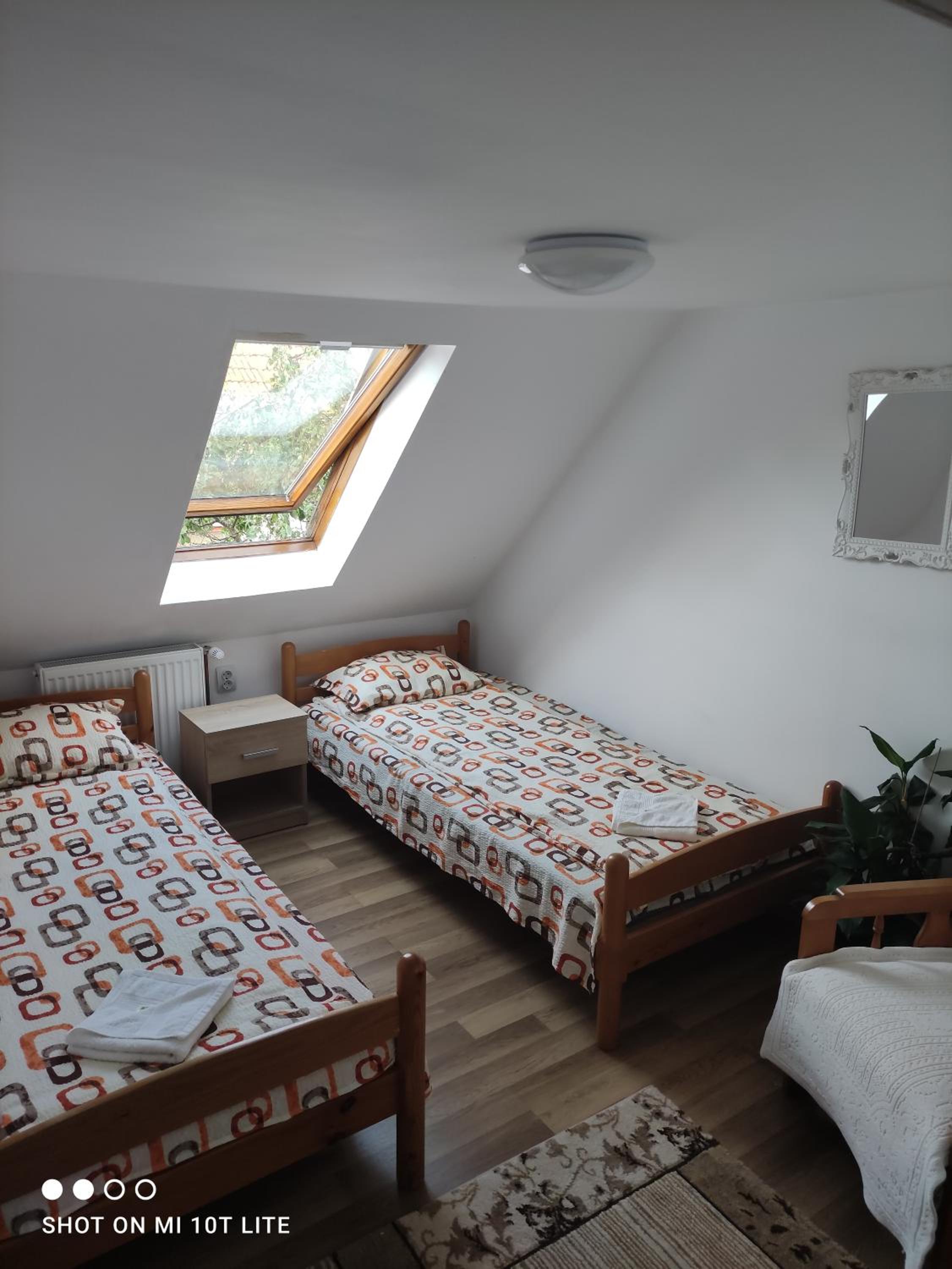Small Twin Room - Photo 8