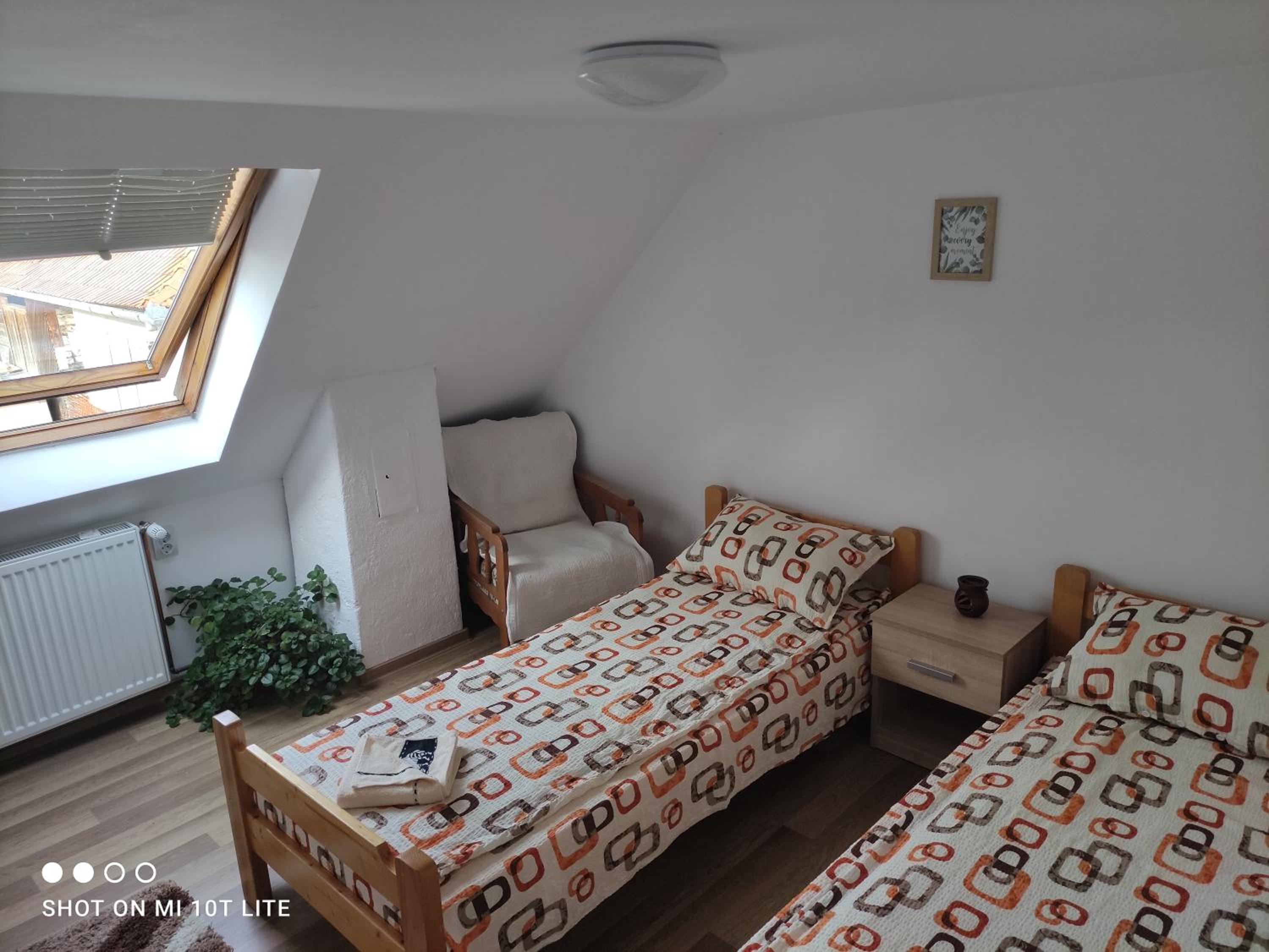 Small Twin Room - Photo 7