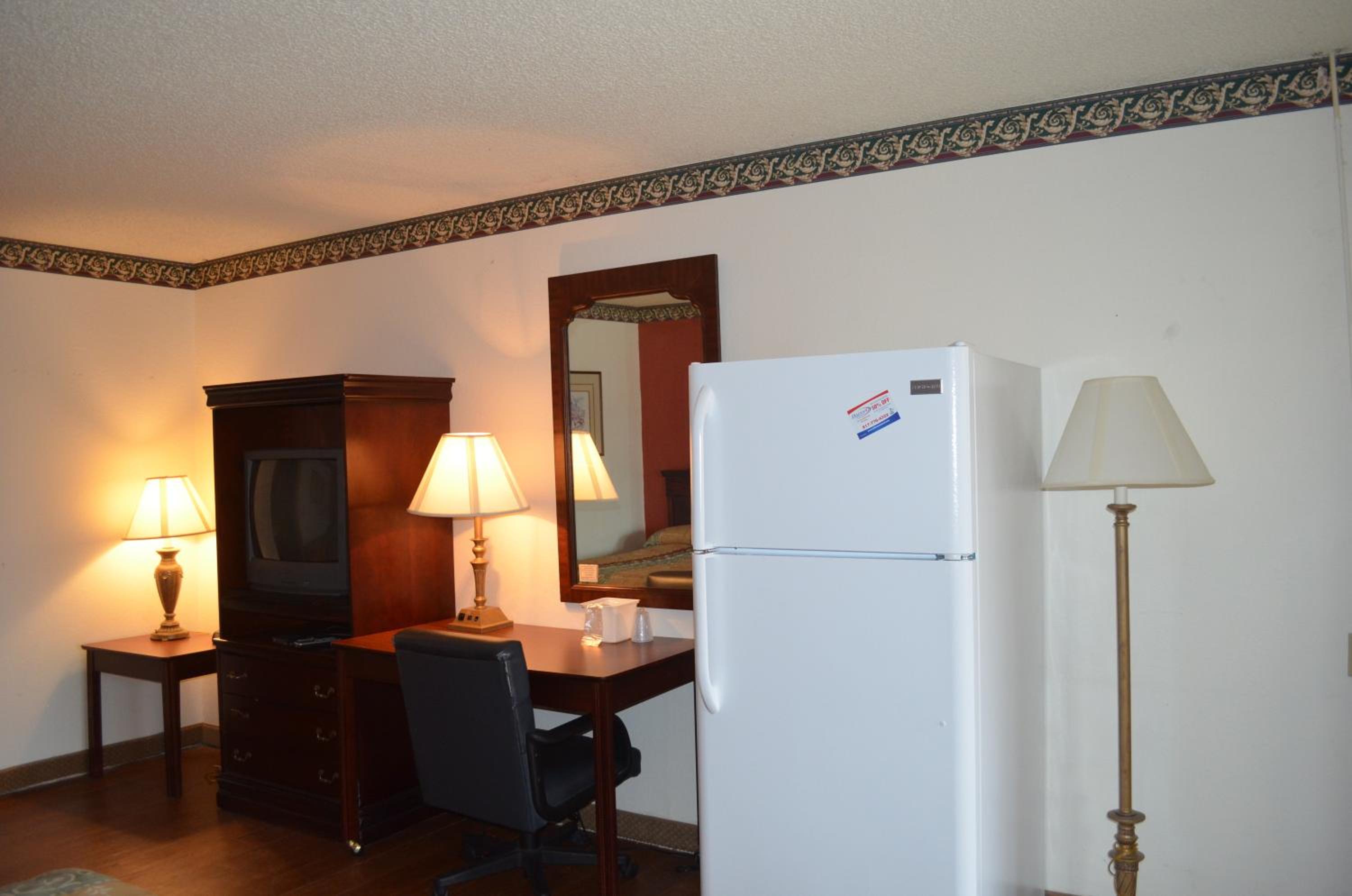 Queen Room with Two Queen Beds - Smoking photo 3