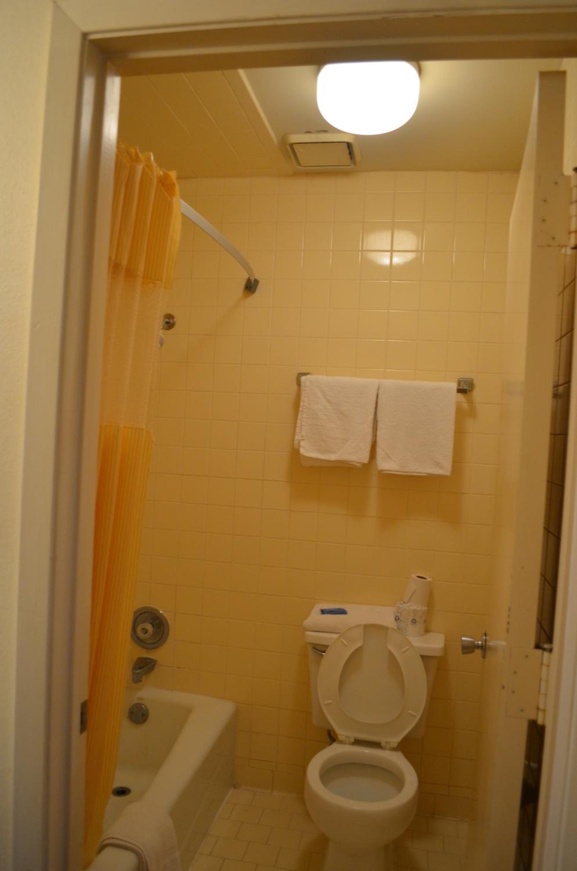 Queen Room with Two Queen Beds - Non-Smoking photo 3