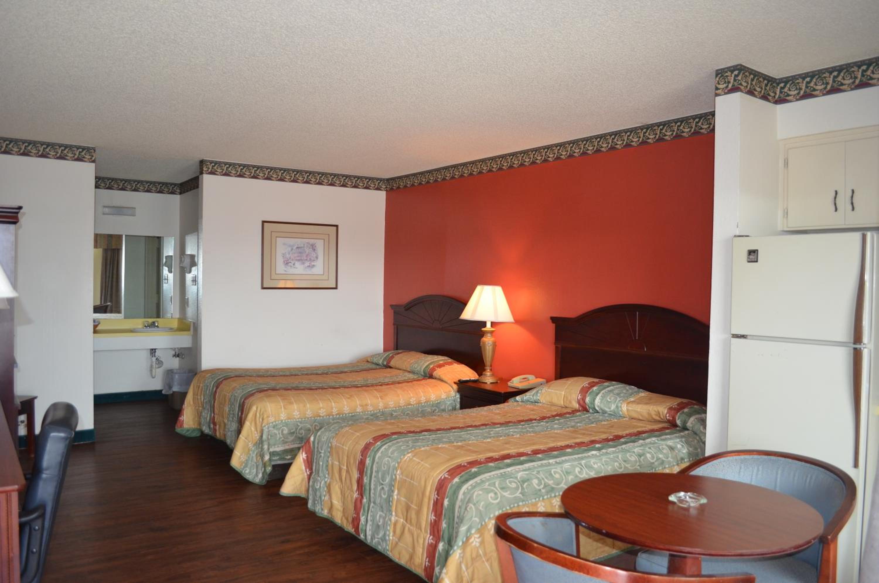 Queen Room with Two Queen Beds - Non-Smoking photo 1