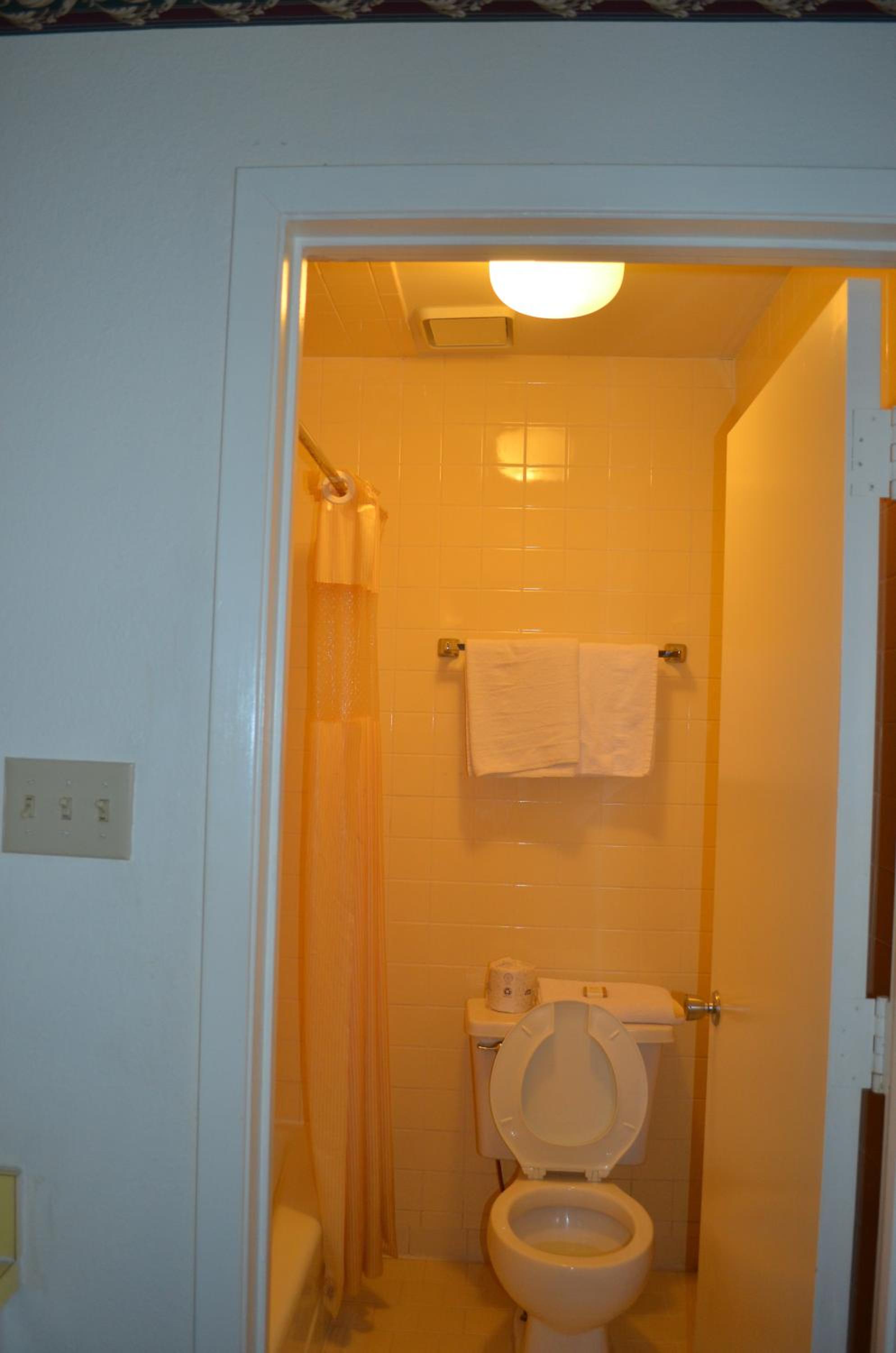 Queen Room with Two Queen Beds - Non-Smoking photo 2