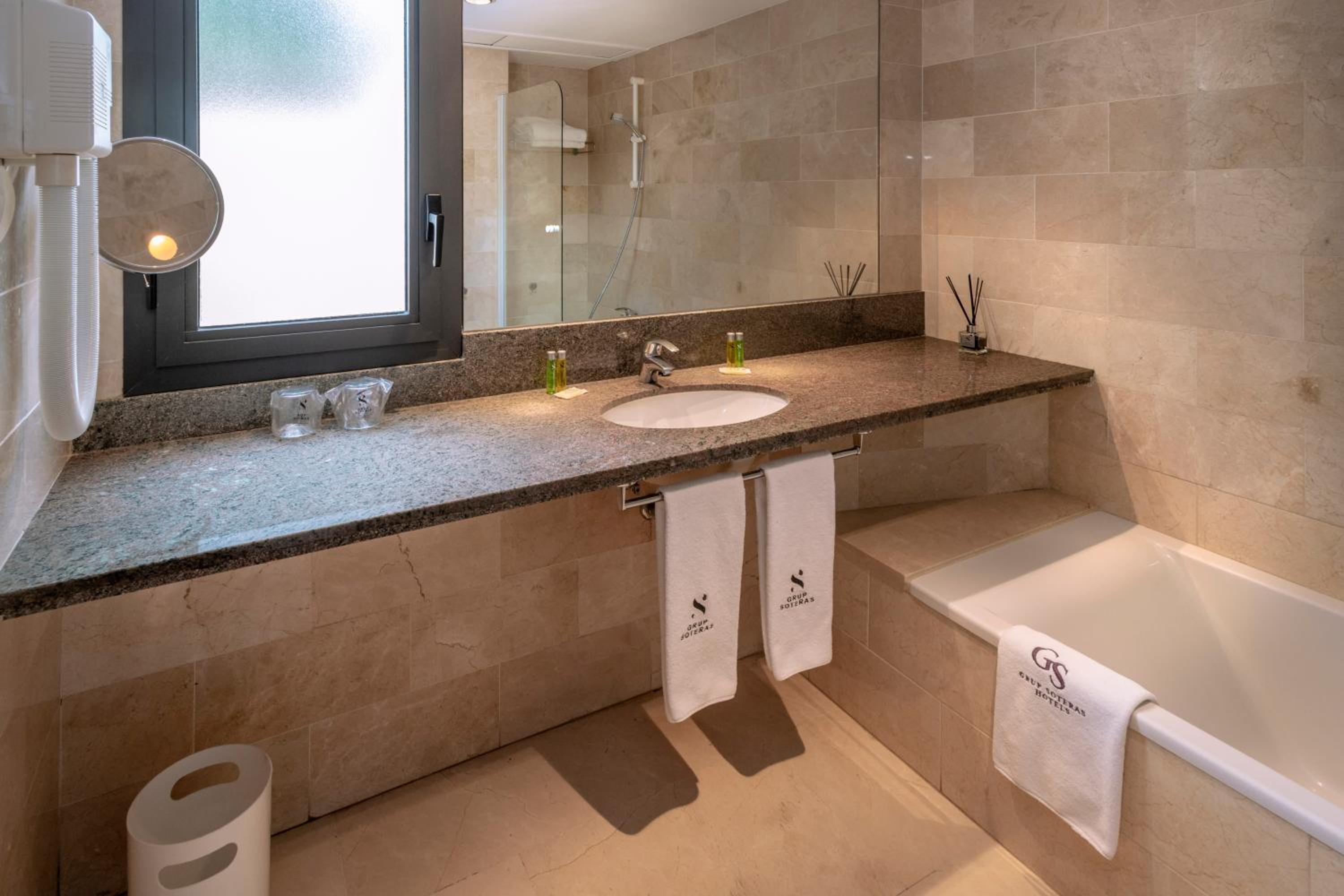Double or Twin Room - Photo 4