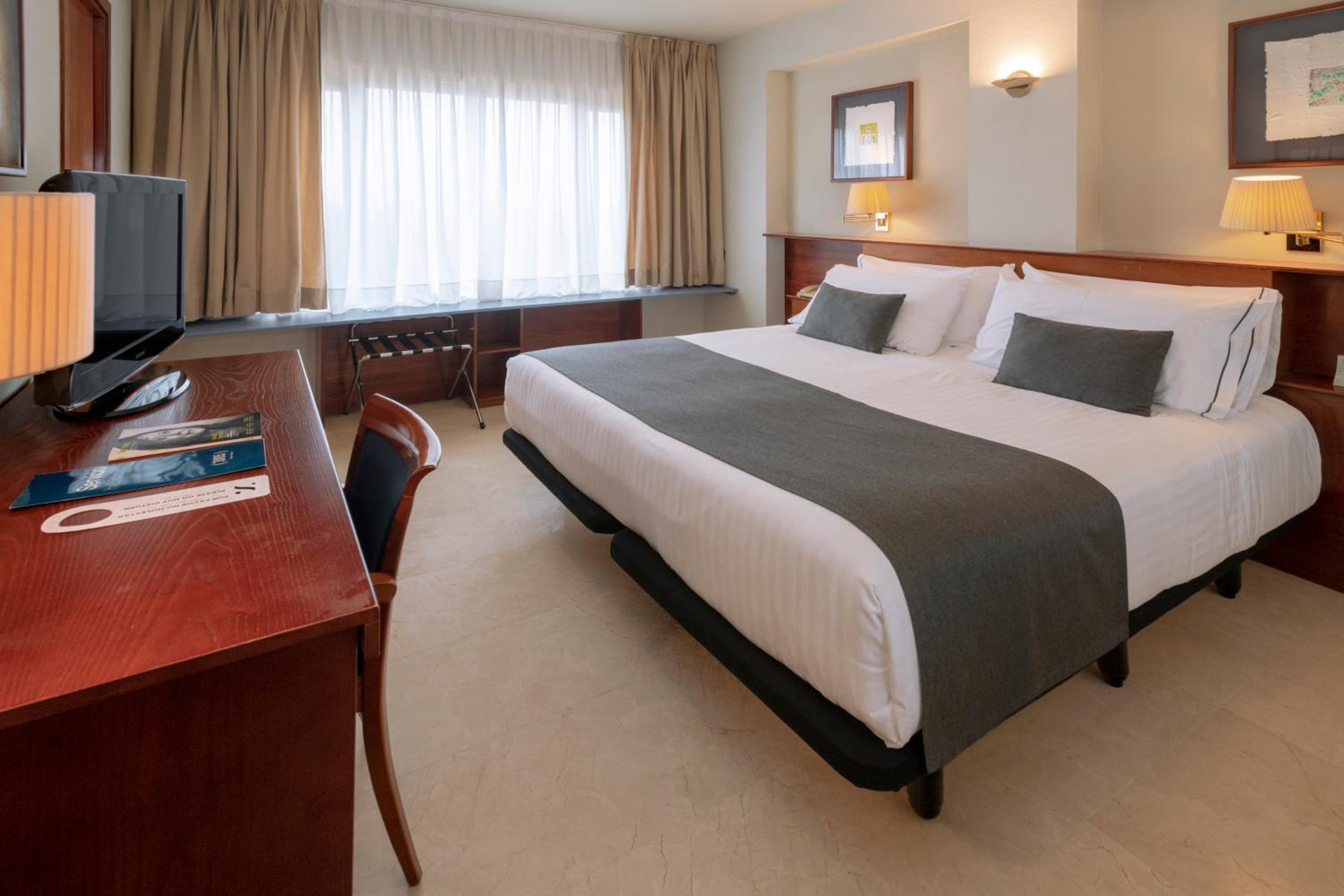 Double or Twin Room - Photo 8