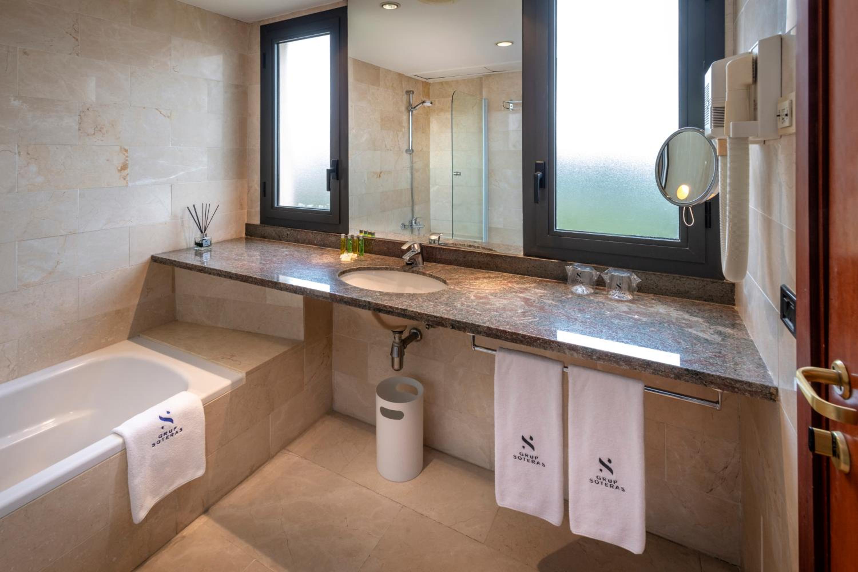 Double or Twin Room - Photo 2
