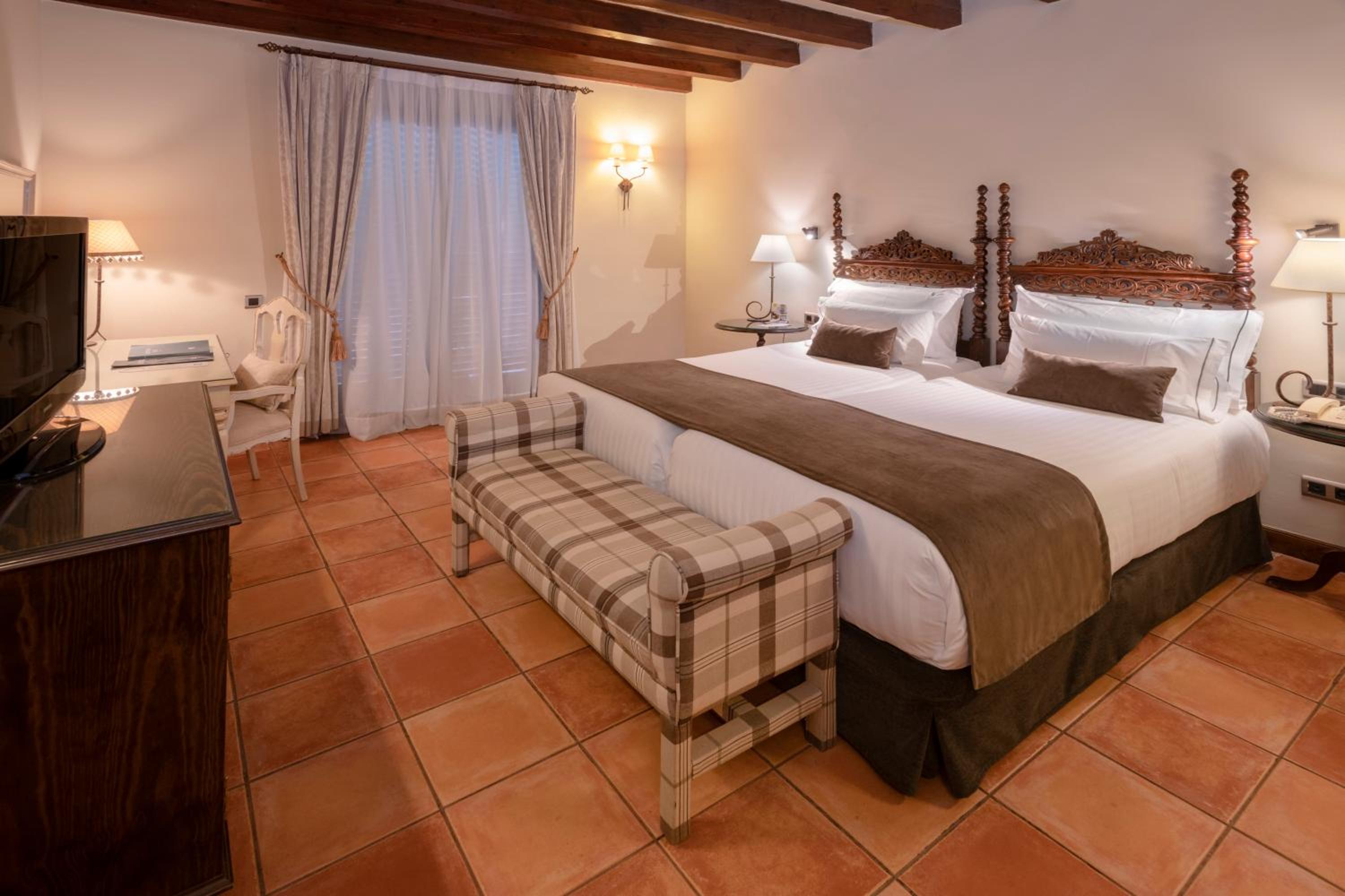 Double or Twin Room with Balcony - Photo 1