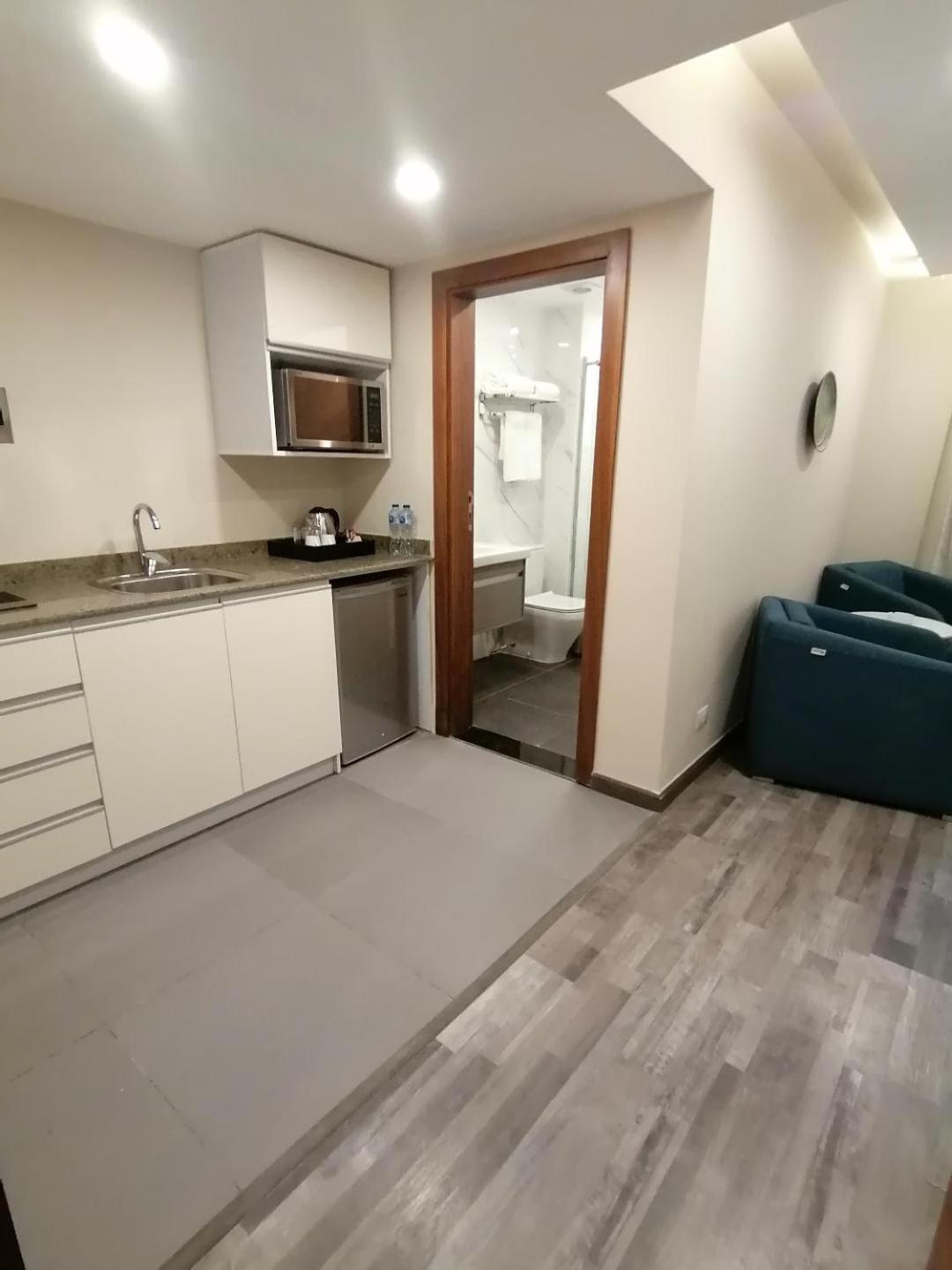 Estudio con vista al jardín