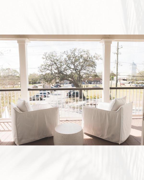 King Suite with Balcony - Photo 10