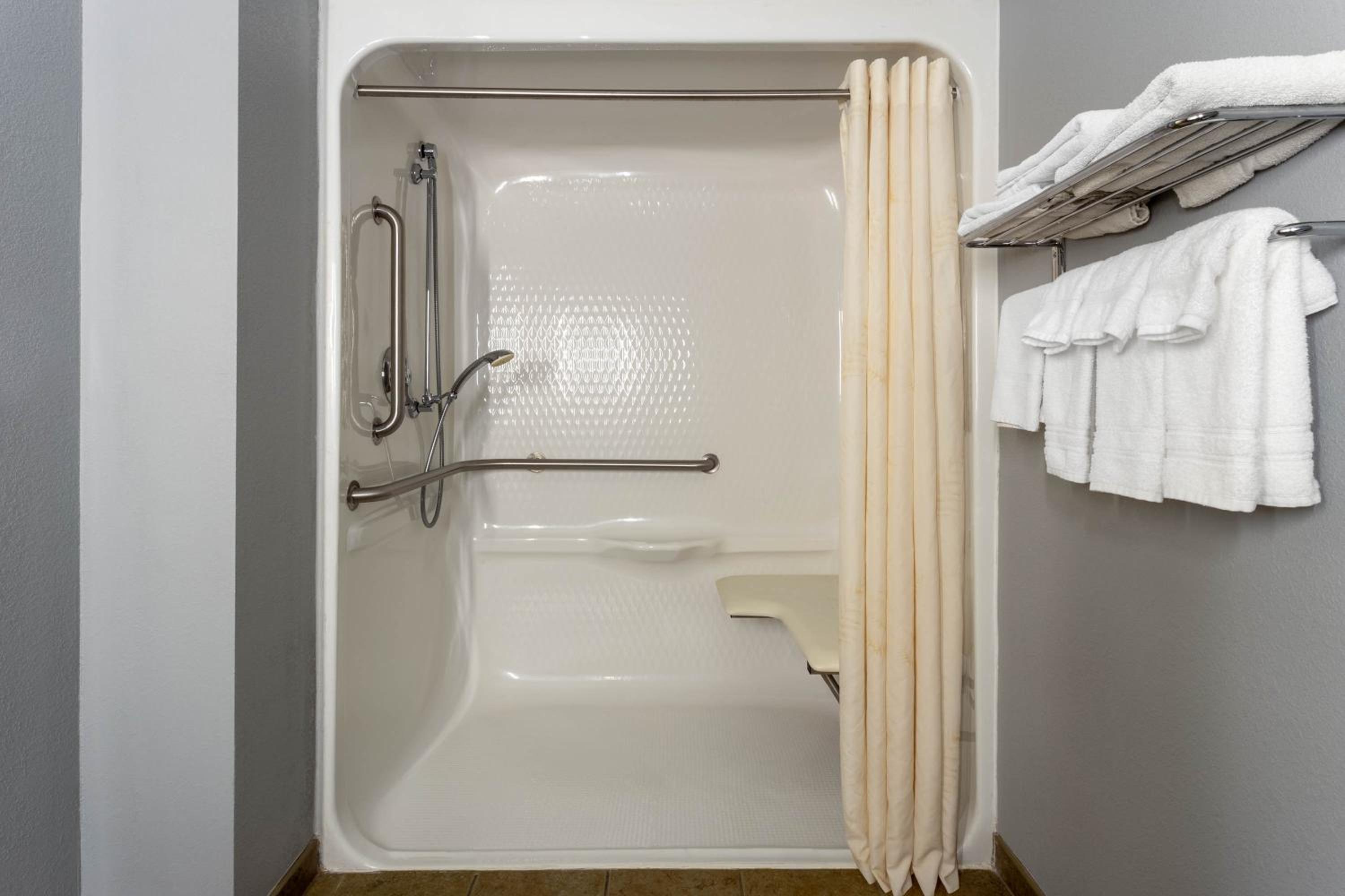 Studio King Suite - Mobility Accessible - Non-Smoking - Photo 2