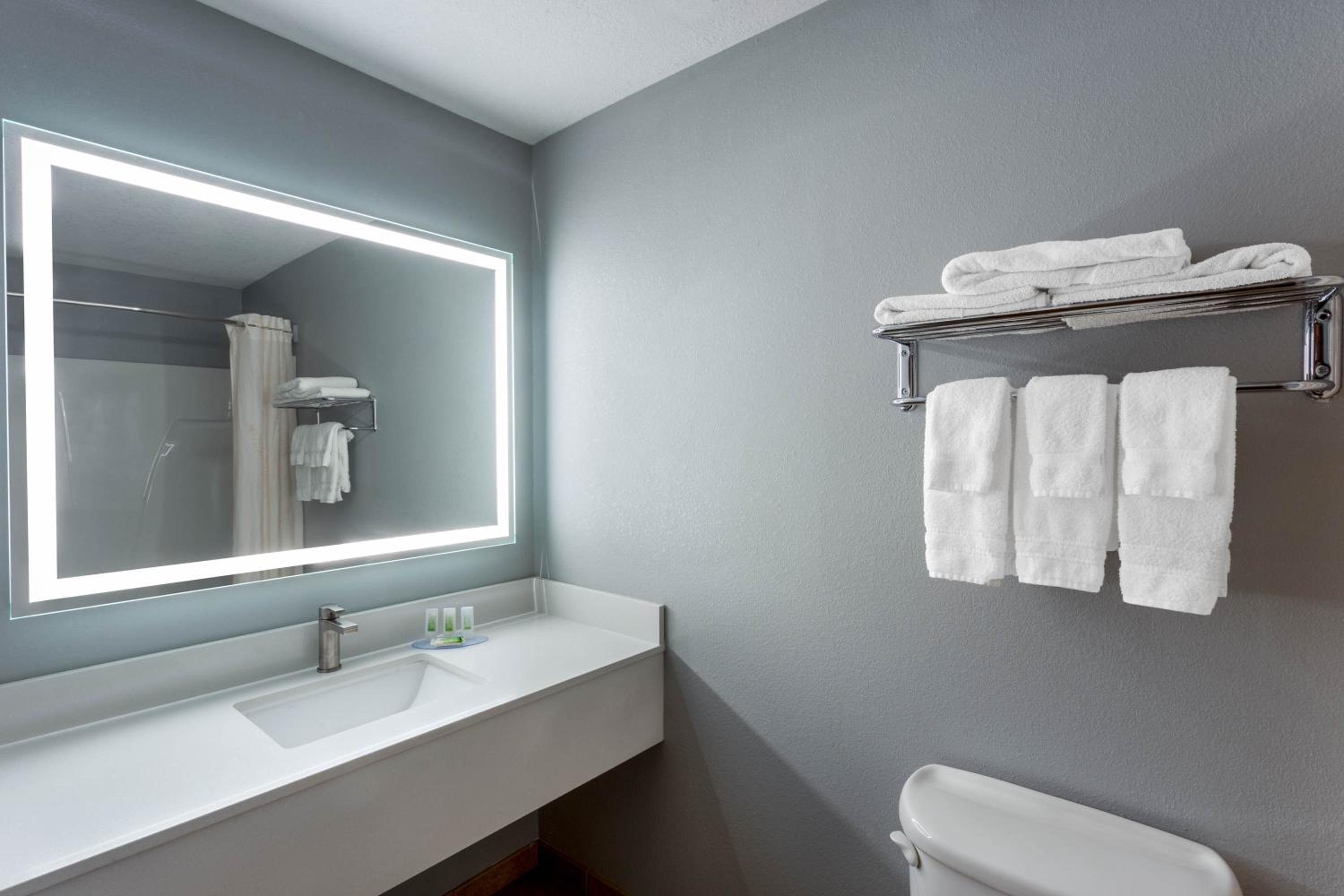 Deluxe Queen Room - Mobility Access/Non-Smoking - Photo 3