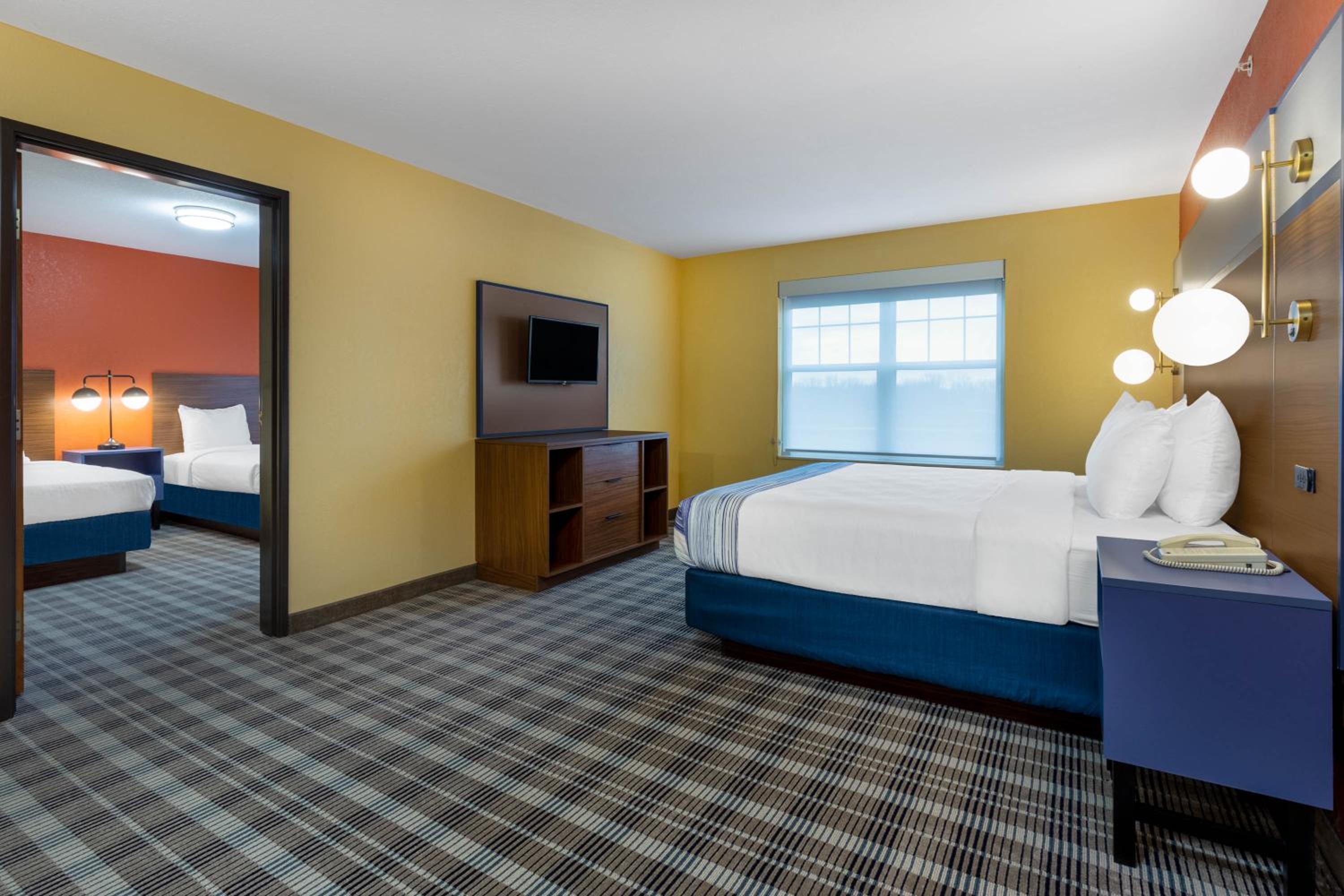 One-Bedroom King Suite with Twin Beds - Non-Smoking - Photo 2