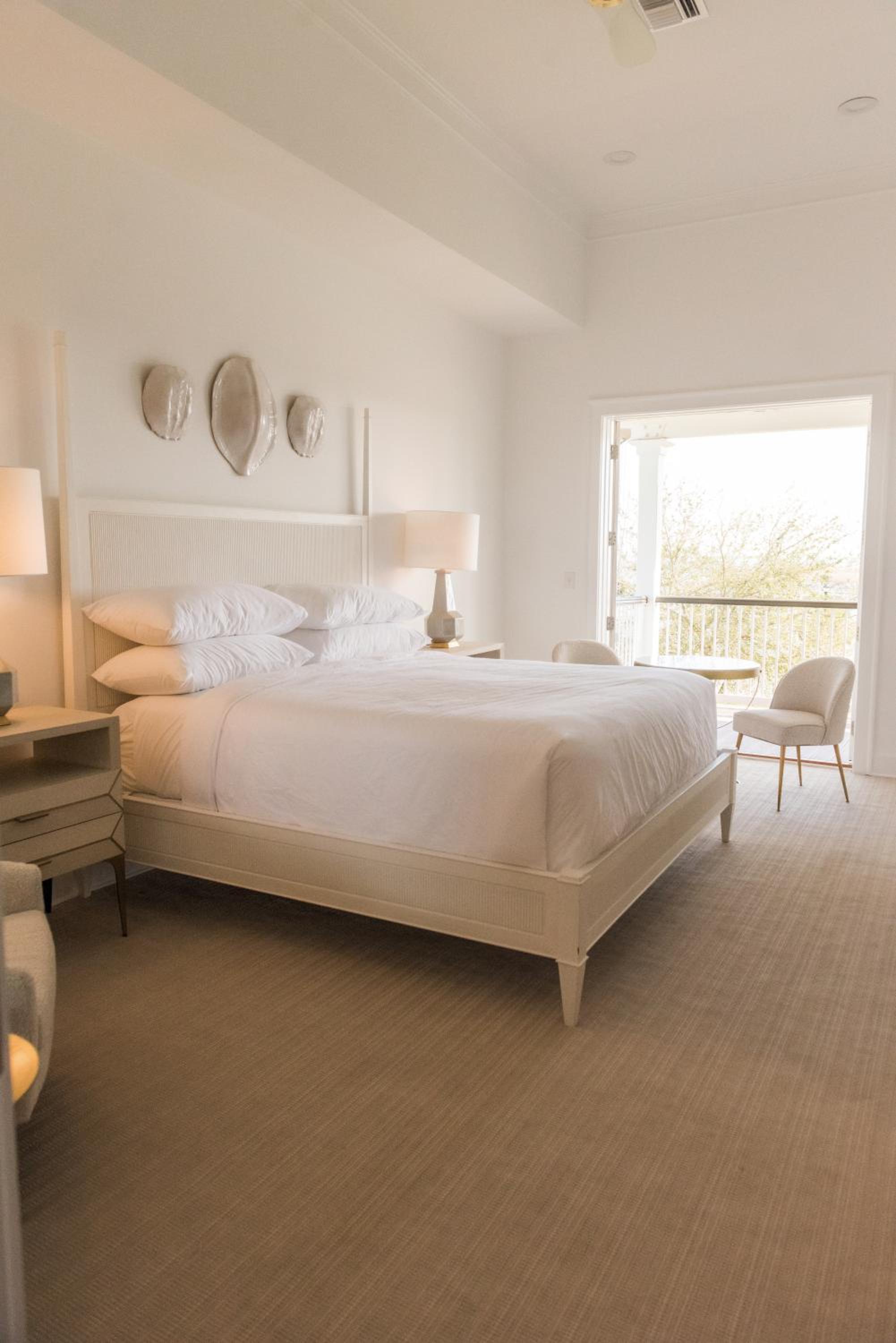 King Suite with Balcony - Photo 6