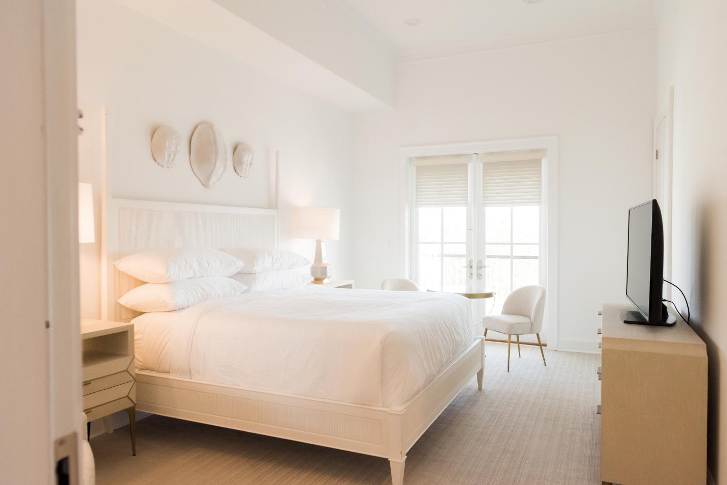 King Suite with Balcony - Photo 9