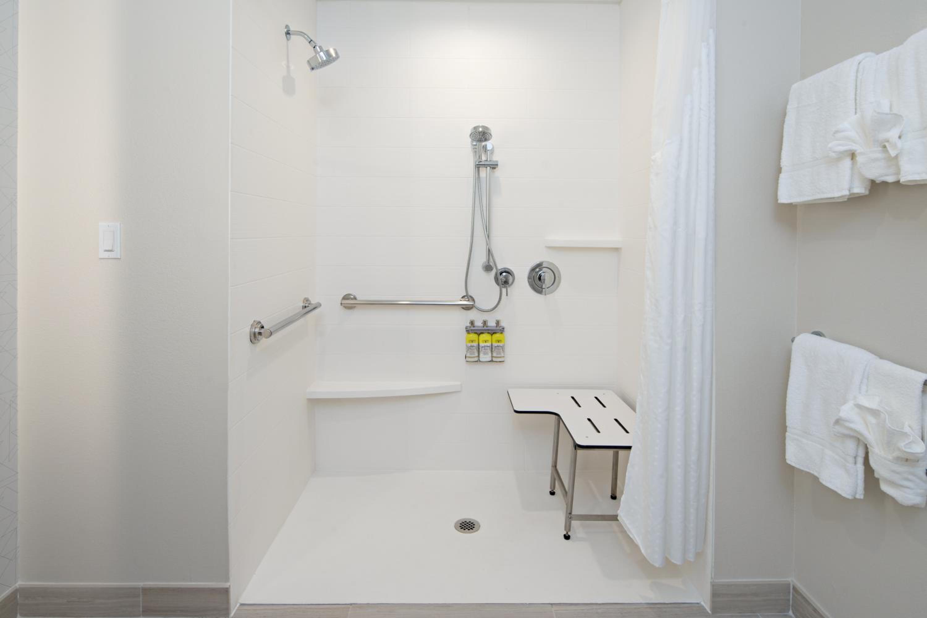 Queen Room with Two Queen Beds Hearing Accessible with Roll-In Shower - Non-Smoking - Photo 8