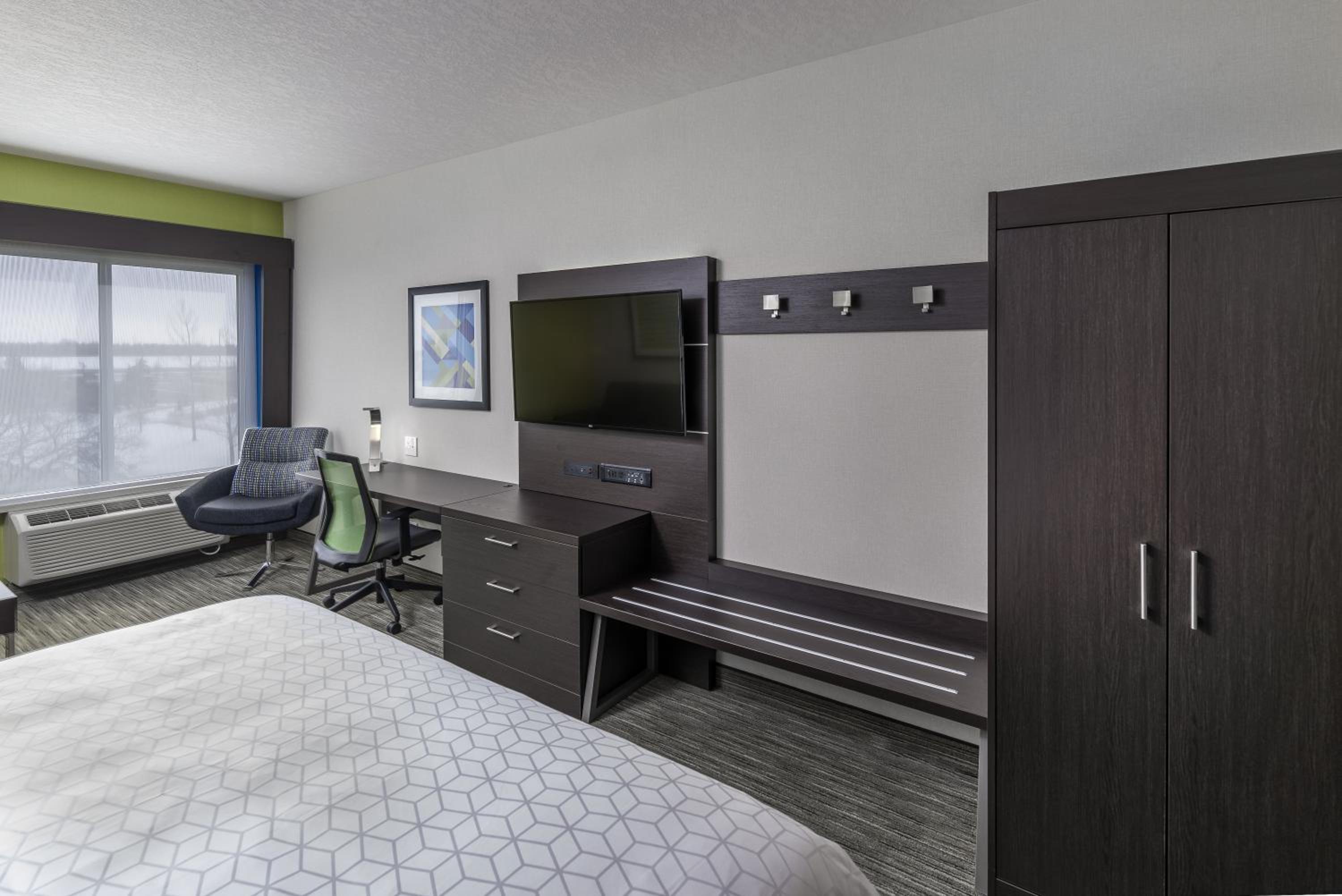 Standard King Room with Mobility Accessible Roll-In Shower photo 2