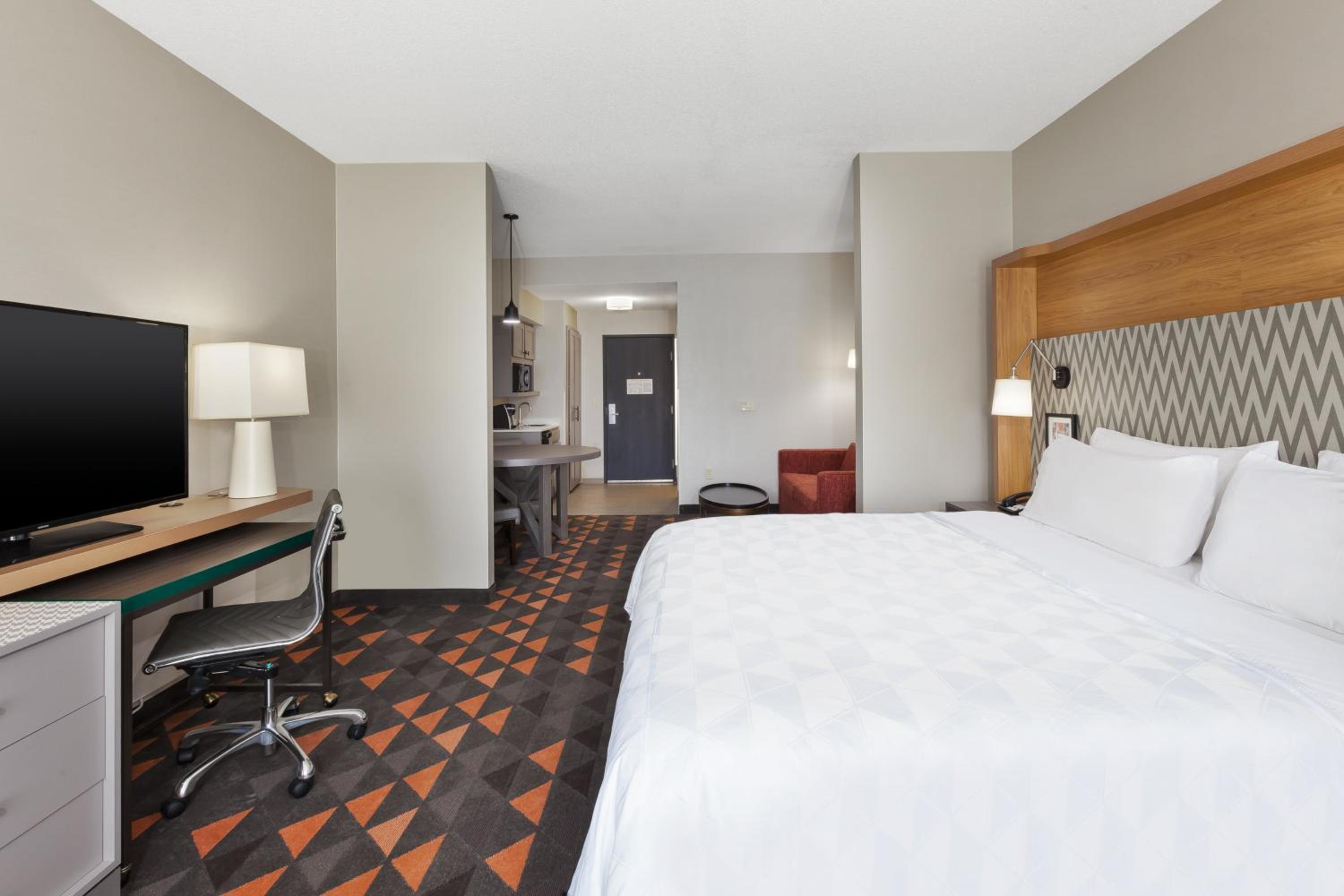 Premium King Room with Sofa Bed - Photo 2