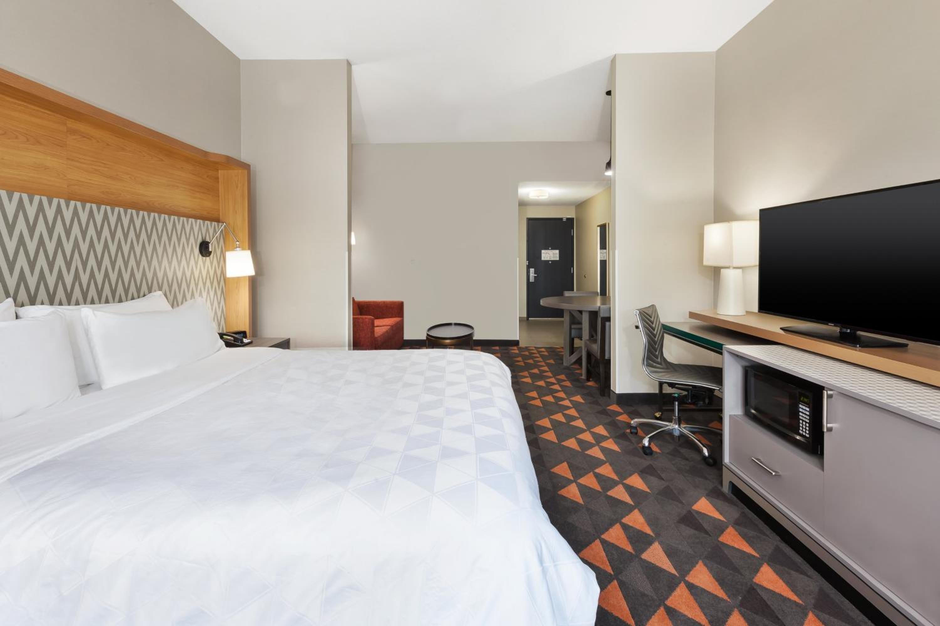 Premium King Room with Sofa Bed - Photo 1