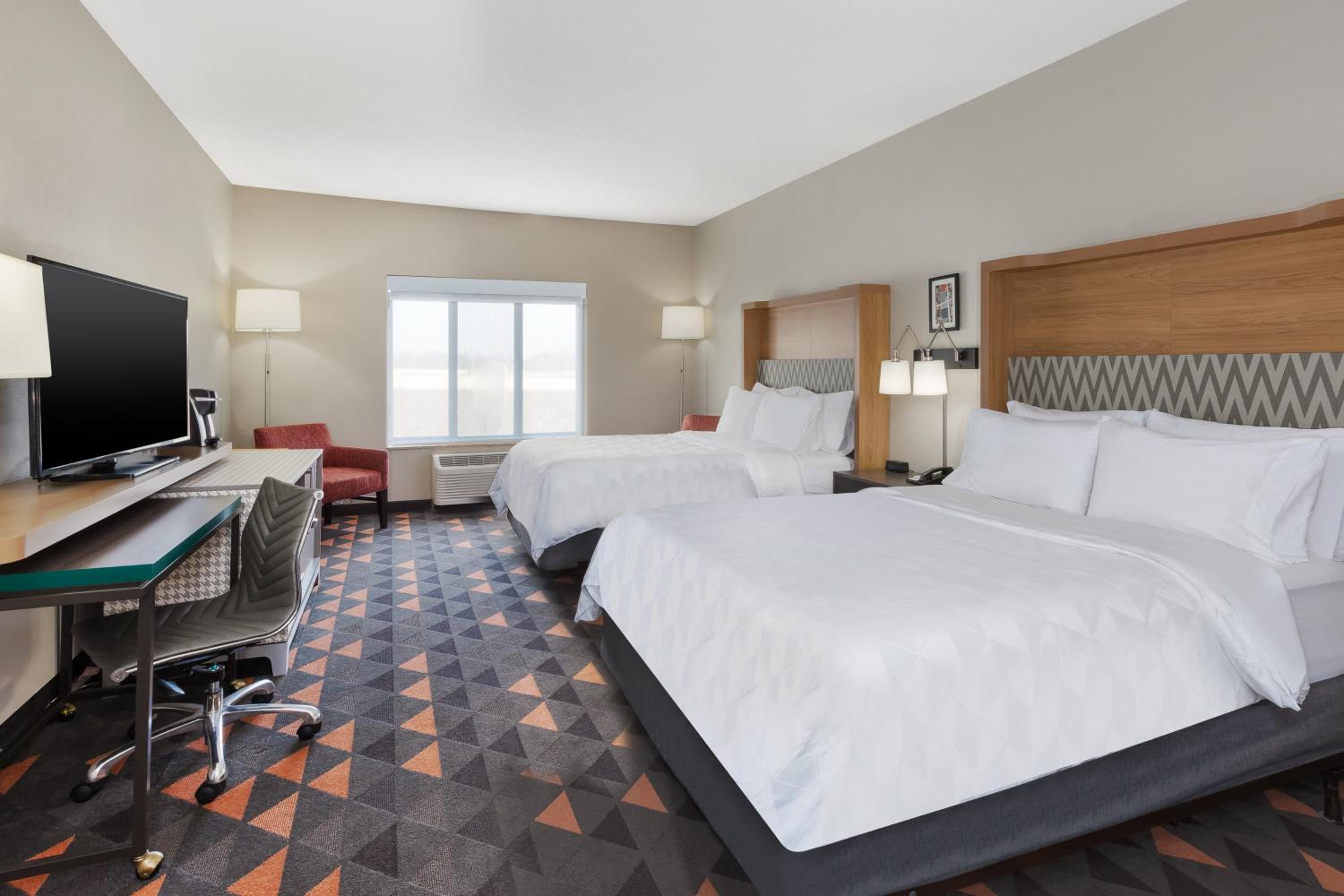 Standard Queen Room with Two Queen Beds - Photo 2
