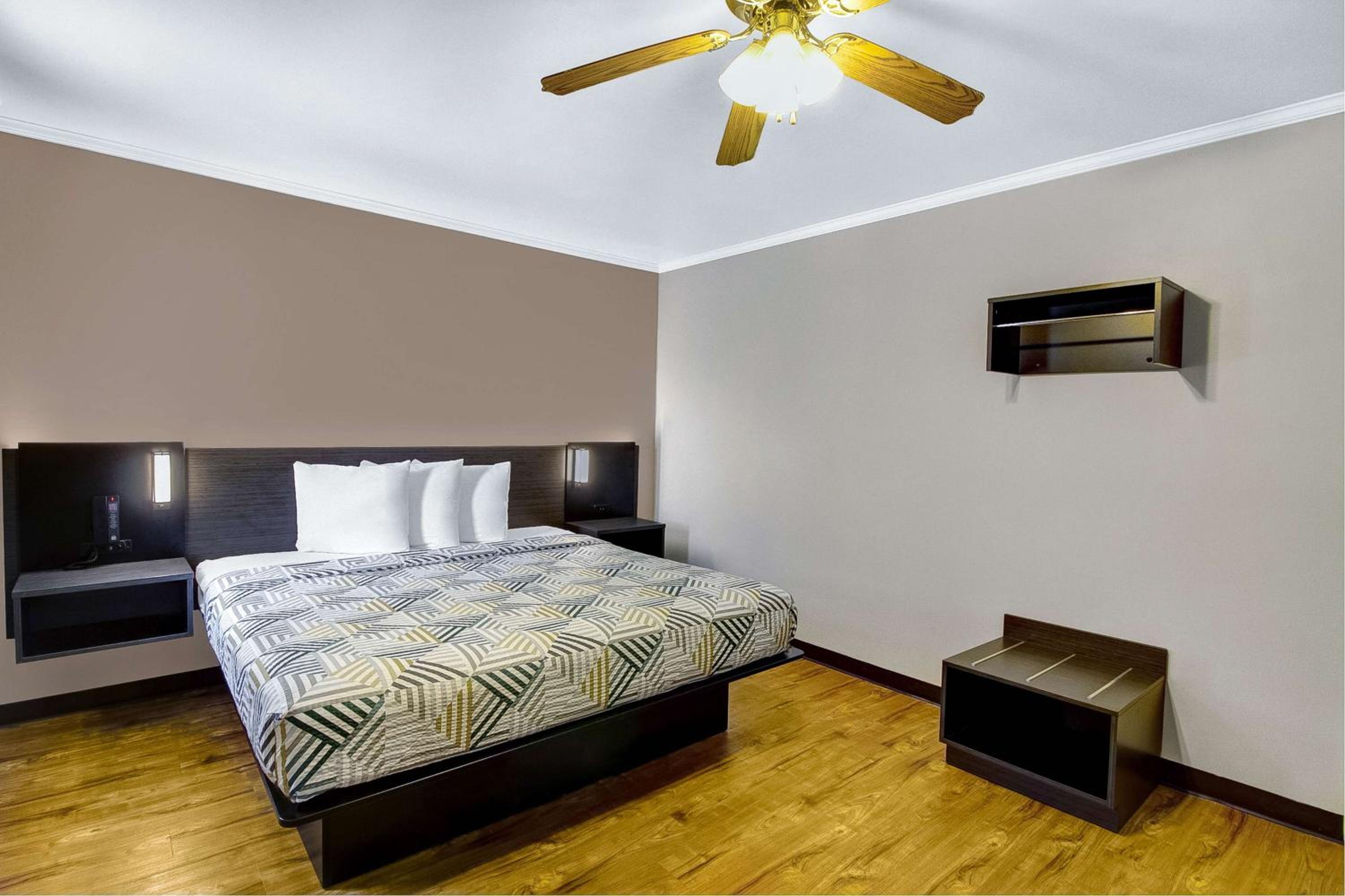 Deluxe King Room - Non-Smoking - Photo 1