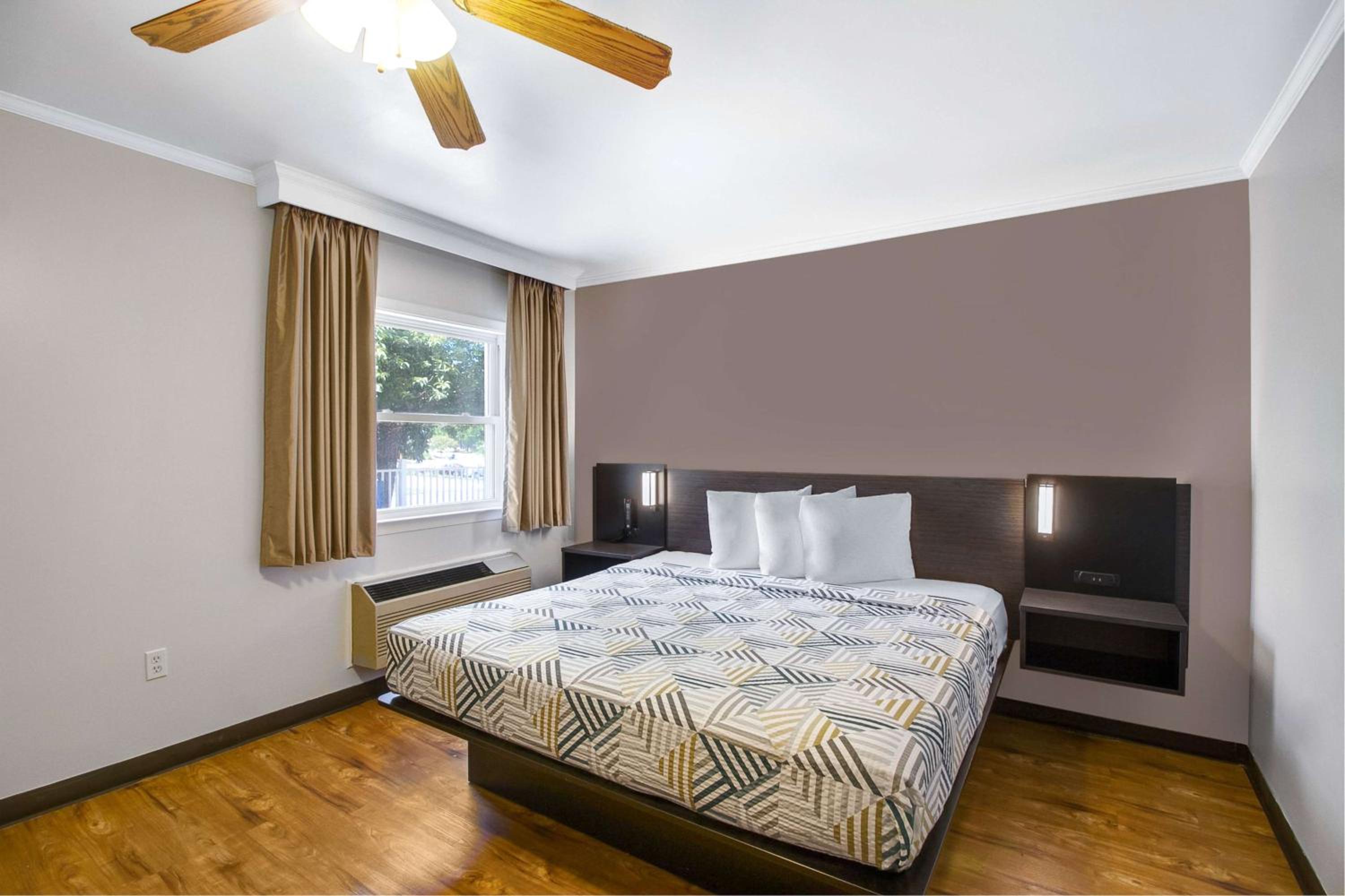 Deluxe King Room - Non-Smoking - Photo 4
